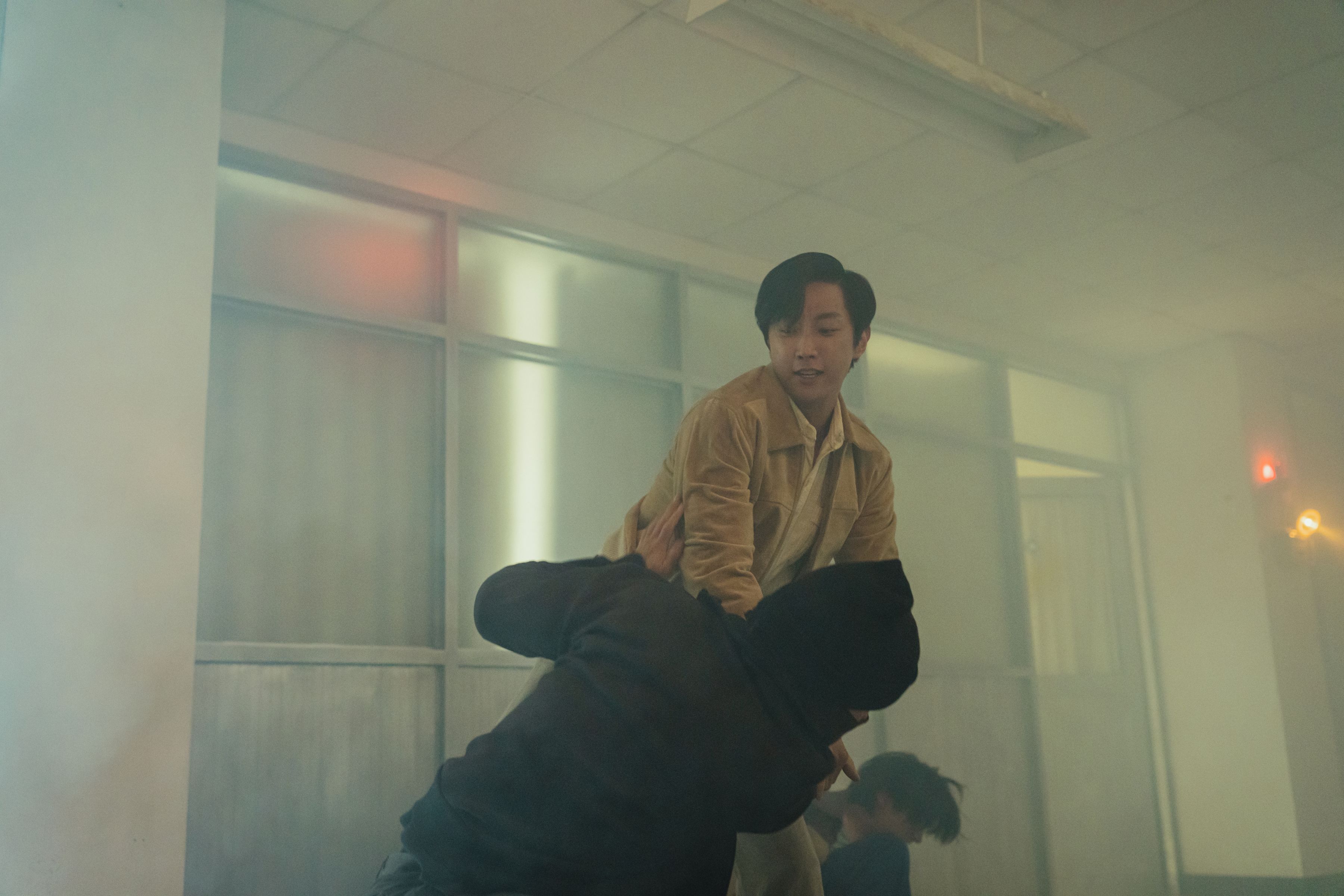 振永片中有闖入警局上演「跆拳道一打五」的場面，他乾淨俐落的身手驚豔全場。（瀚草文創GrX STUDIO提供）