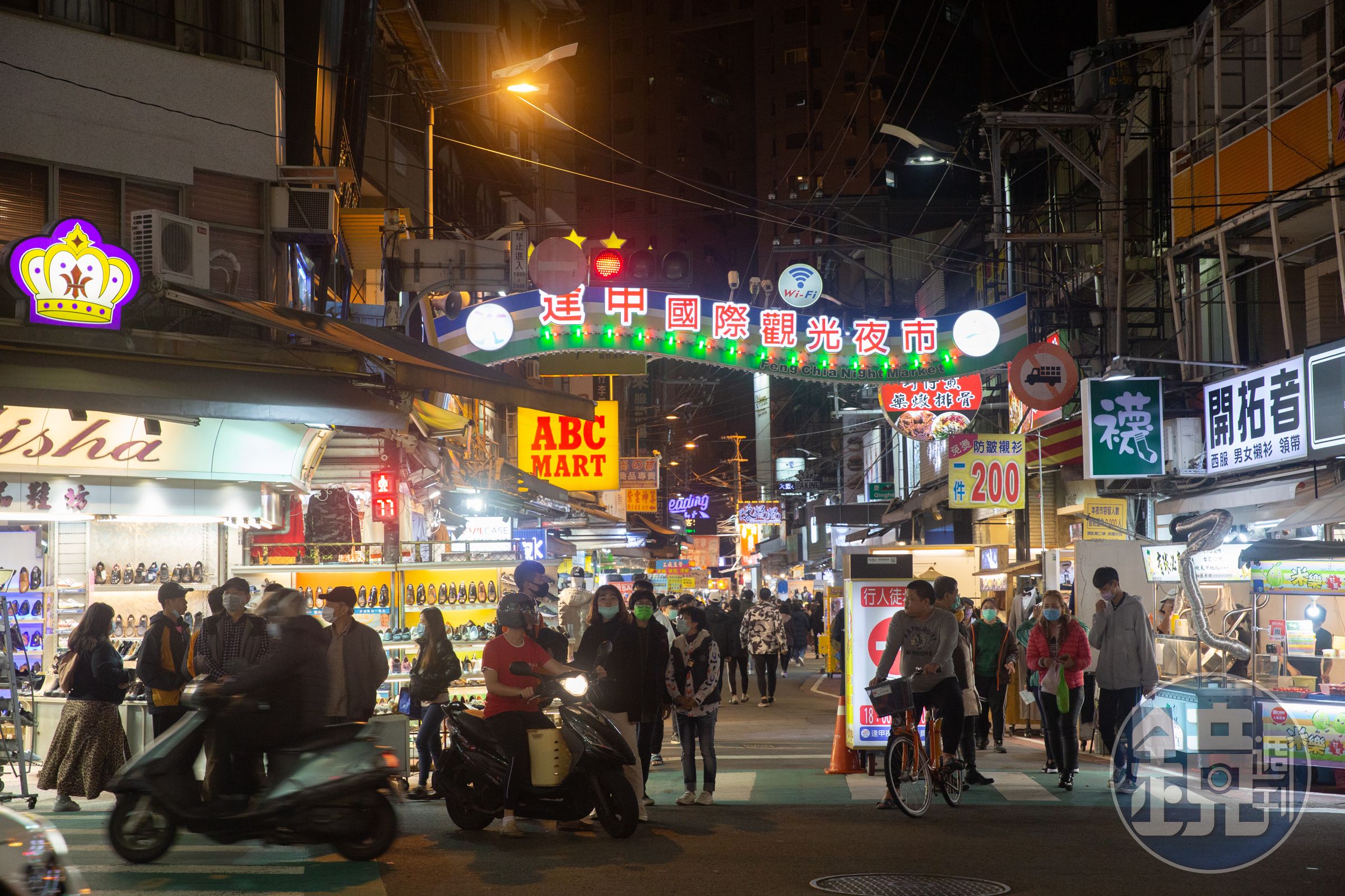 有Ptt鄉民上網抱怨,逢甲夜市廁所很少外,公廁的環境也非常髒亂。(本刊資料照)