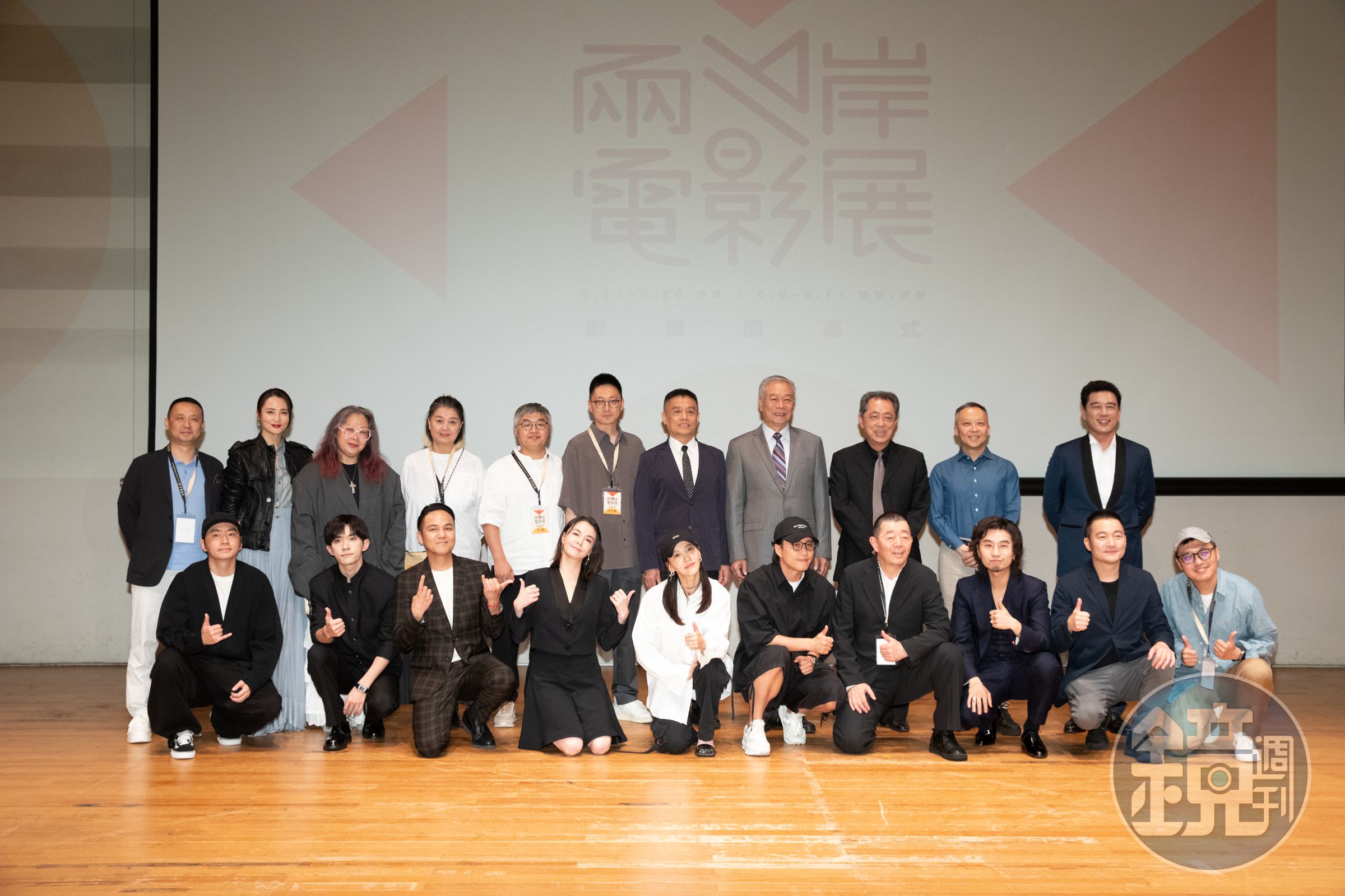 第16屆兩岸電影展21日開幕,中國大陸影人代表留下大合照。