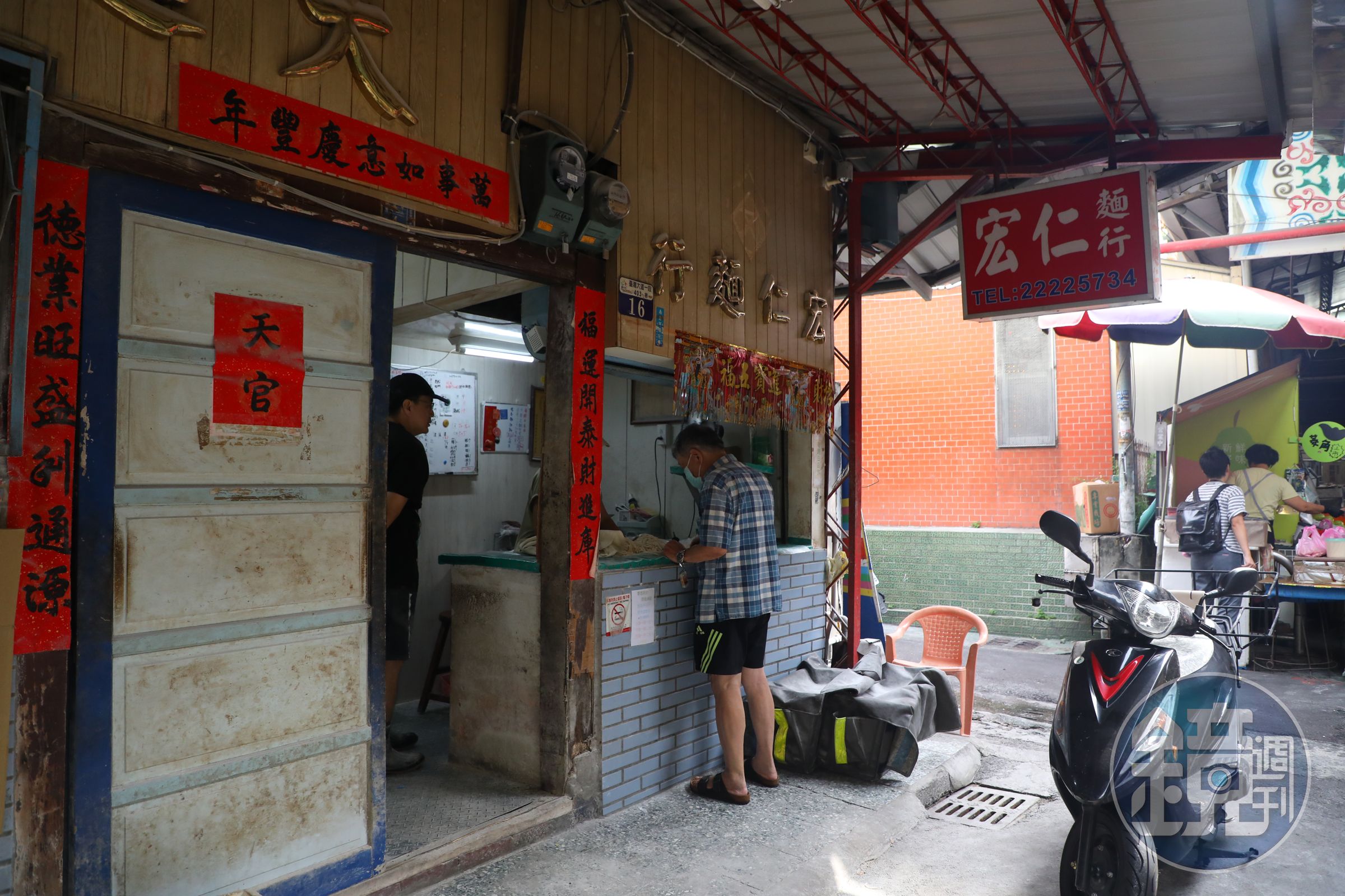 芭樂攤對面的「宏仁麵行」，也生產台中人最愛大麵羹的鹼麵。