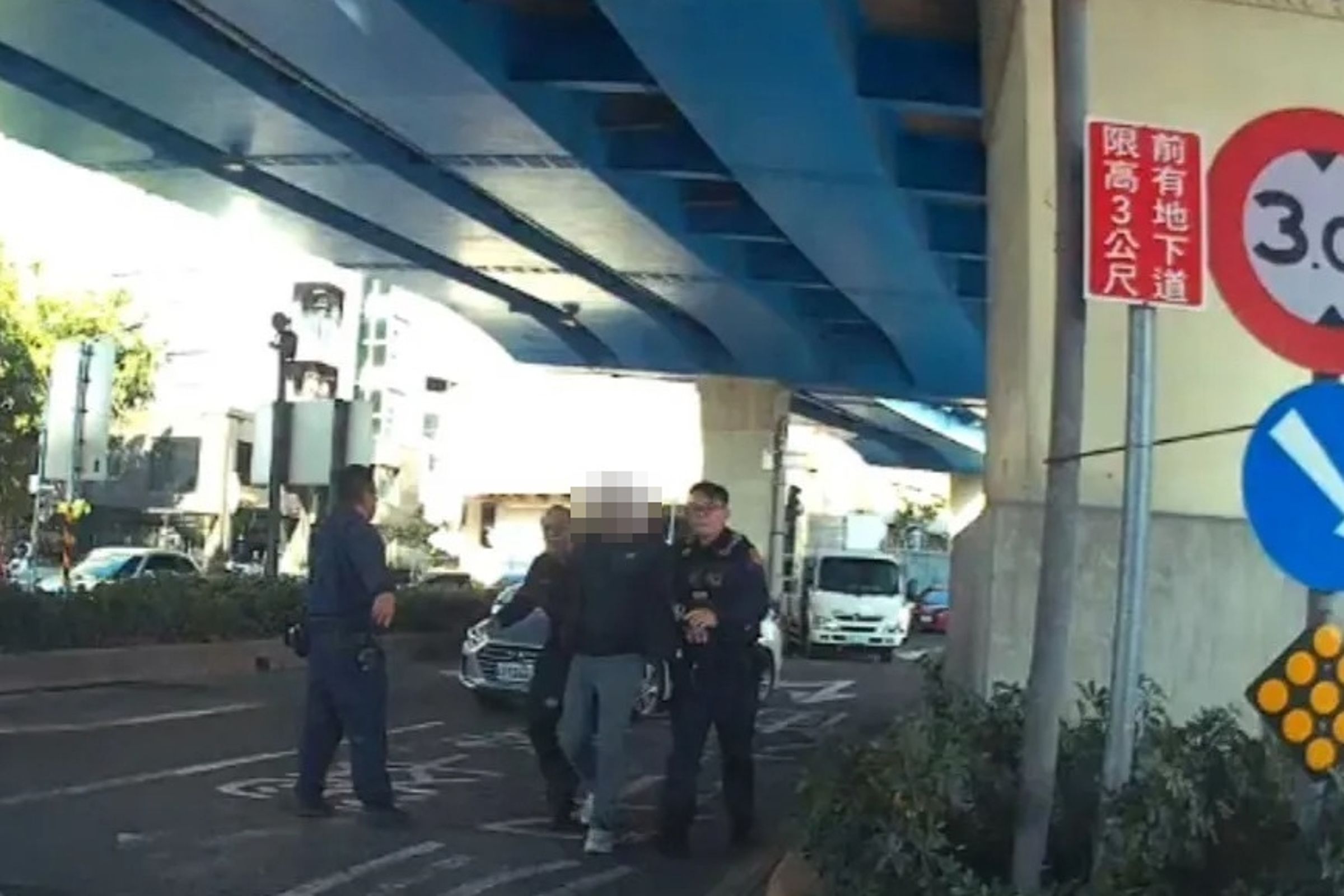 埋伏警車成功將嫌犯壓制到案,並於車內全數追回被帶走的240萬元現金。(翻攝畫面)