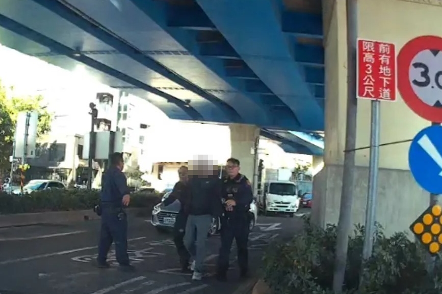 埋伏警車成功將嫌犯壓制到案，並於車內全數追回被帶走的240萬元現金。（翻攝畫面）