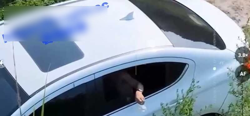 無人機鏡頭捕捉到，男主角丟用過衛生紙的畫面。（翻自《吃瓜網》）