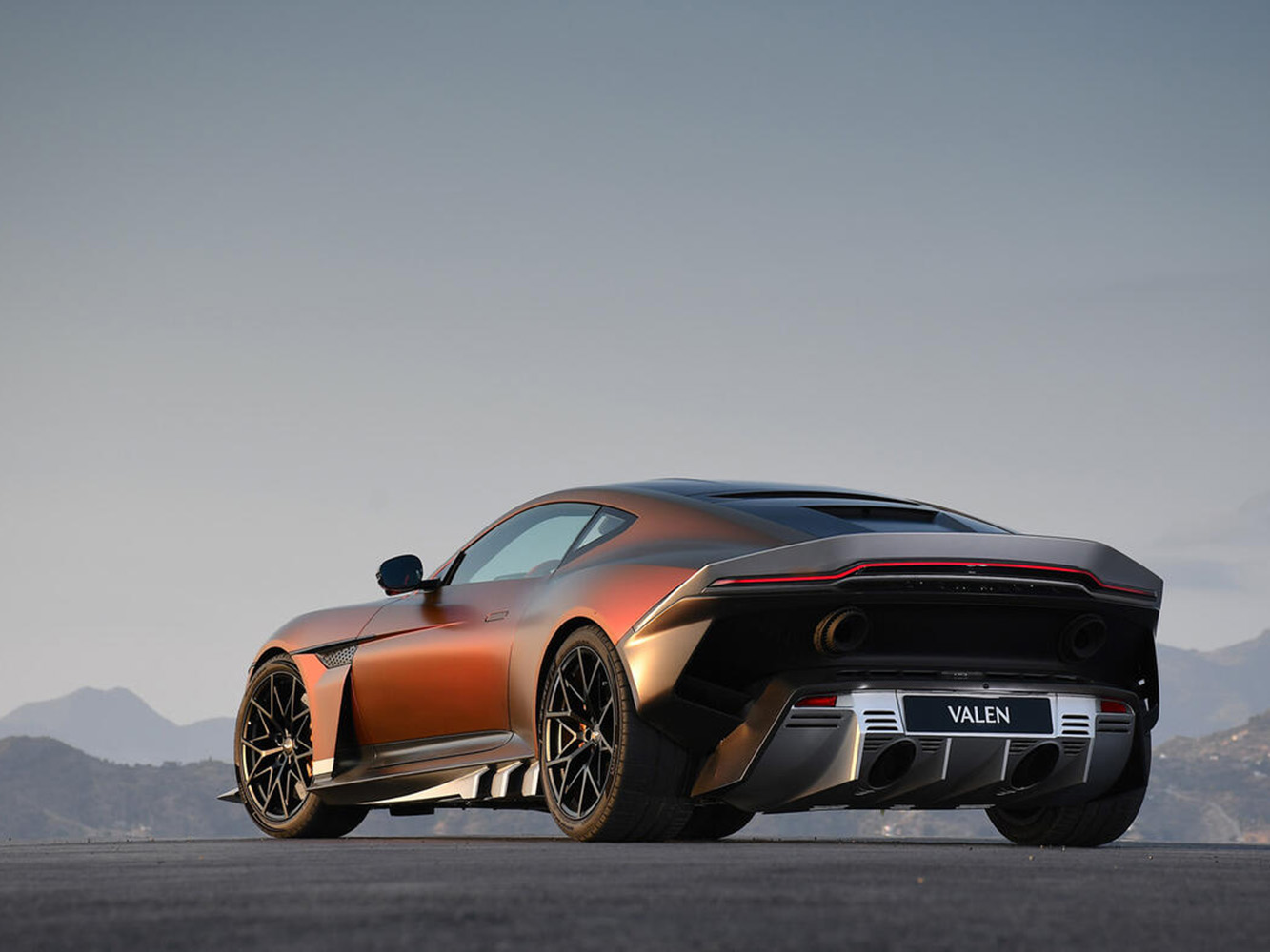 Aston Martin 正在將原本定位為超級 GT 的 Vanquish，徹底轉化成一輛毫不妥協的高性能武器。