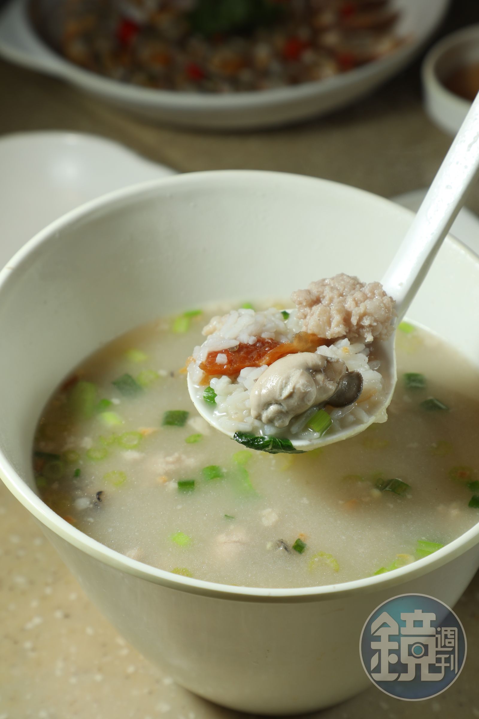 人氣招牌「蠔仔肉碎粥」以南薑、魷魚乾與大地魚乾熬粥底,粒粒牡蠣飽滿鮮香,整碗全是大海精華。(港幣75元/小份,約NT$308)