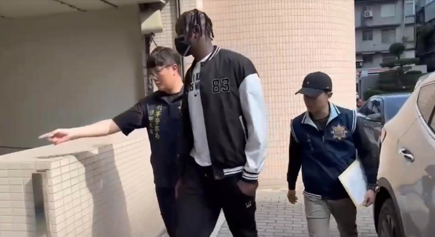 裕隆外籍球星斑霸也被帶回刑事局偵訊。（警方提供）