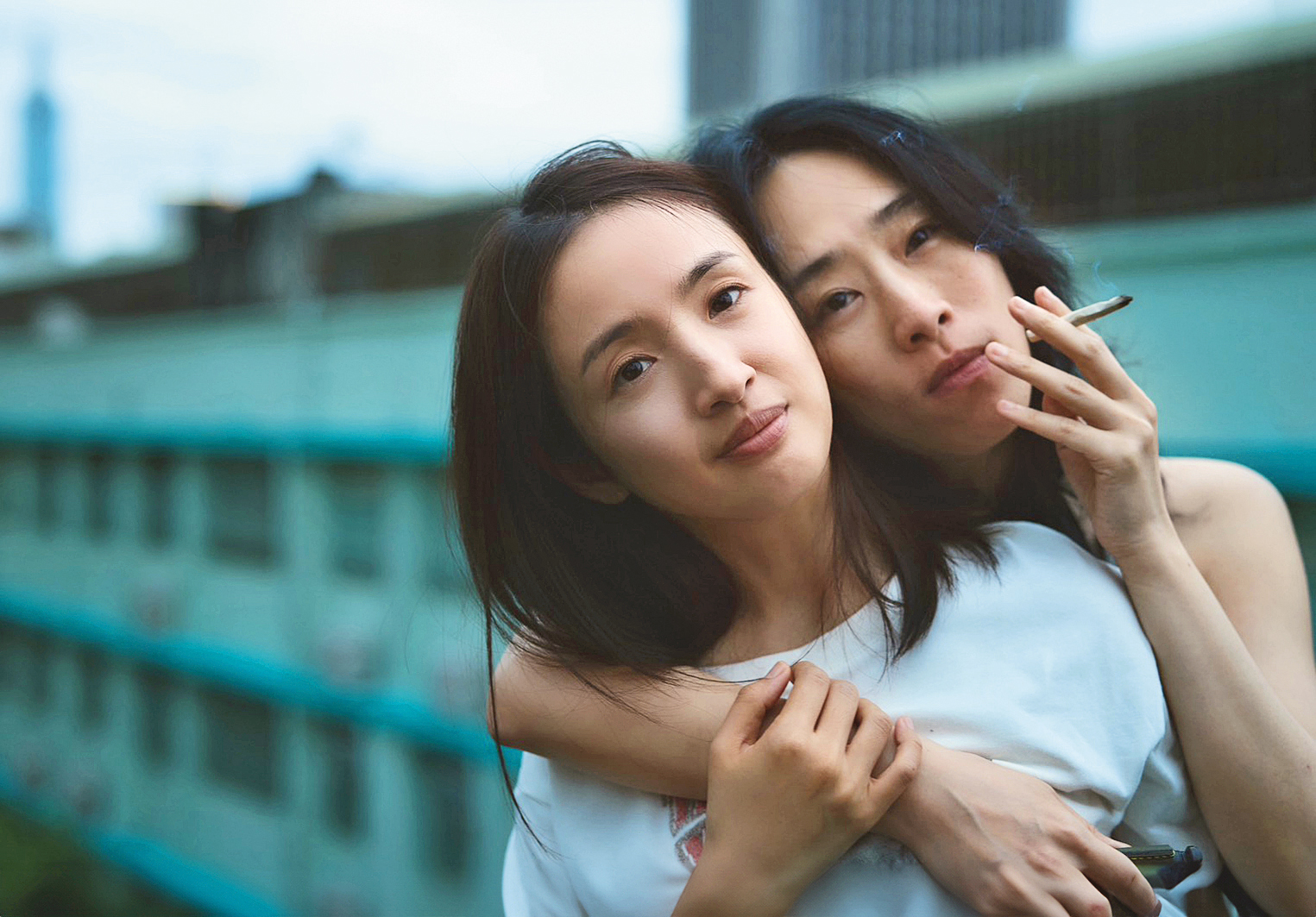  與林依晨（左）在《失明》有許多糾結愛戀，吳可熙（右）說：「很容易就可以喜歡依晨。」（周子娛樂提供）