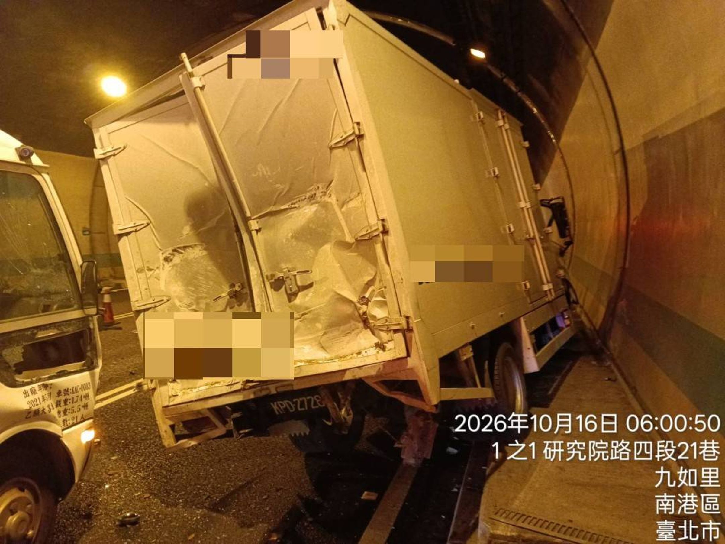 小貨車被後車追撞，猛力撞擊衝上隧道邊坡。翻攝畫面