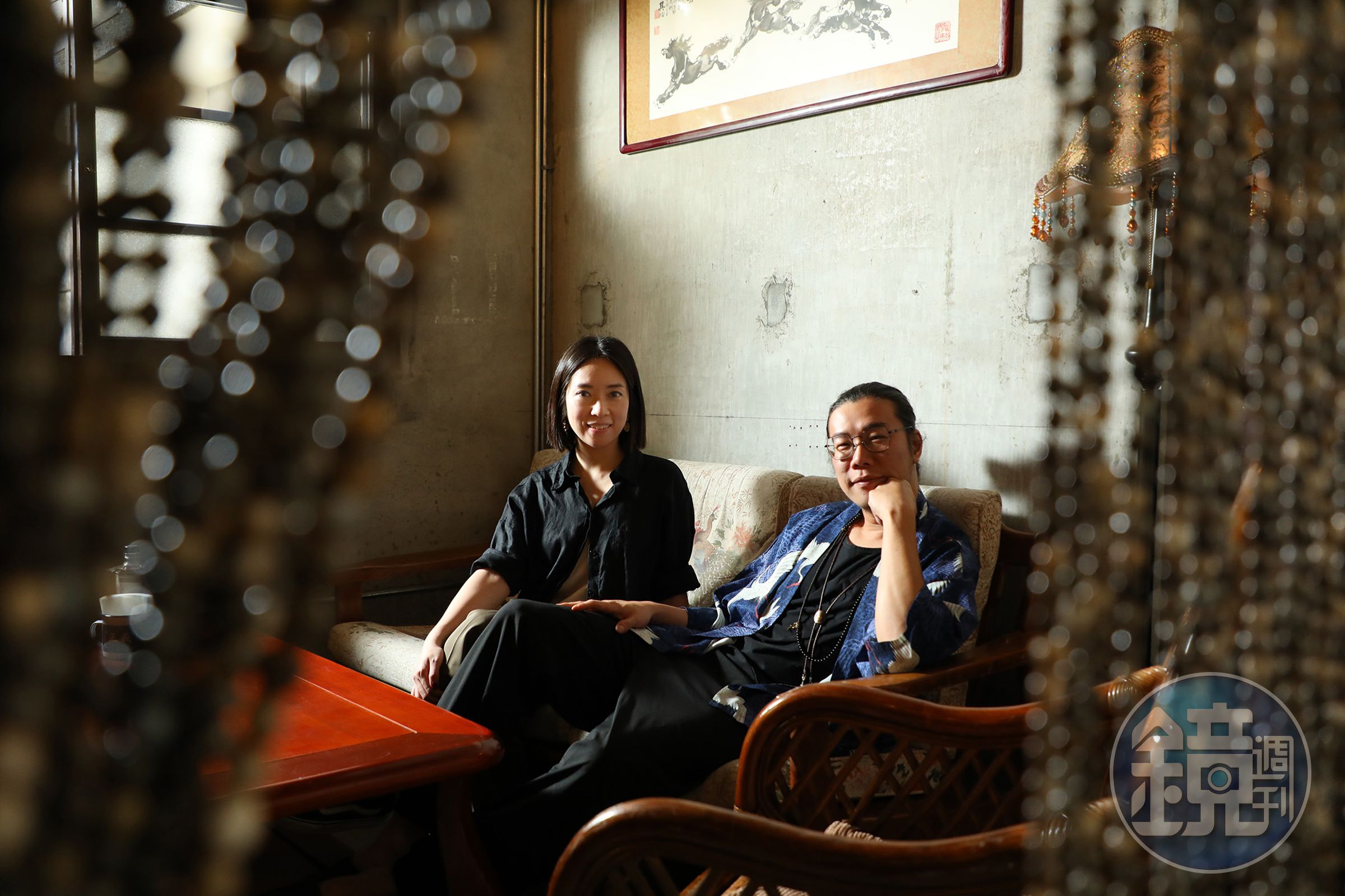 酒王府創辦人之一Sherry(左)與正義冷飲部主理人Alan(右),合力打造理想中的眷村酒吧。