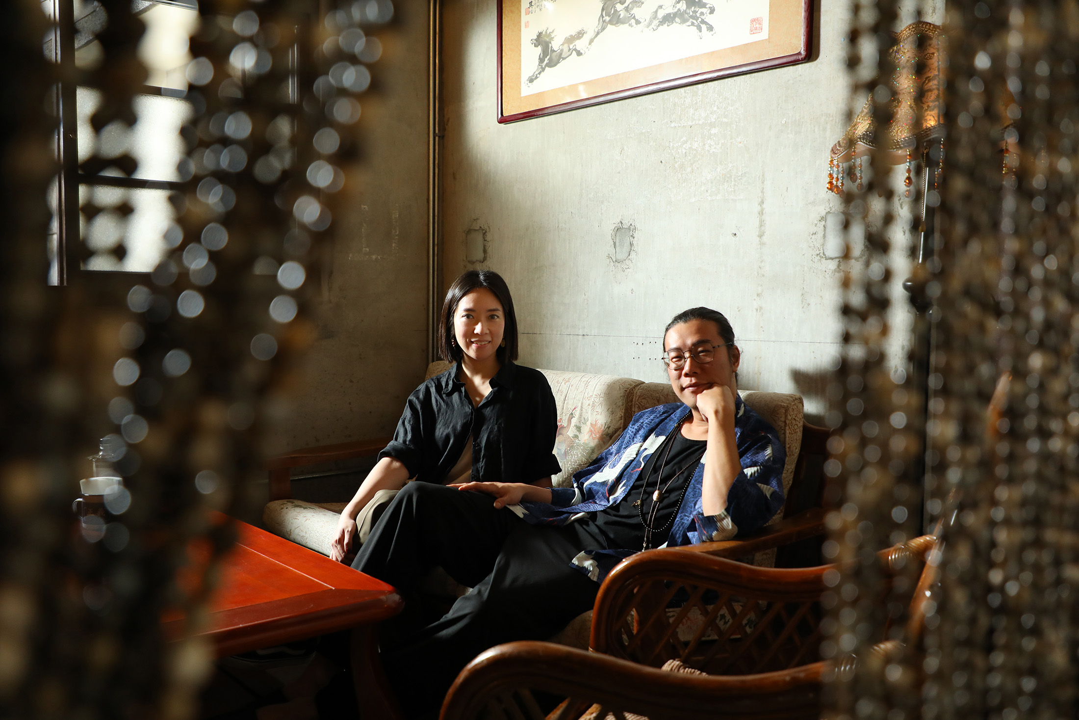 酒王府創辦人之一Sherry（左）與正義冷飲部主理人Alan（右），合力打造理想中的眷村酒吧。