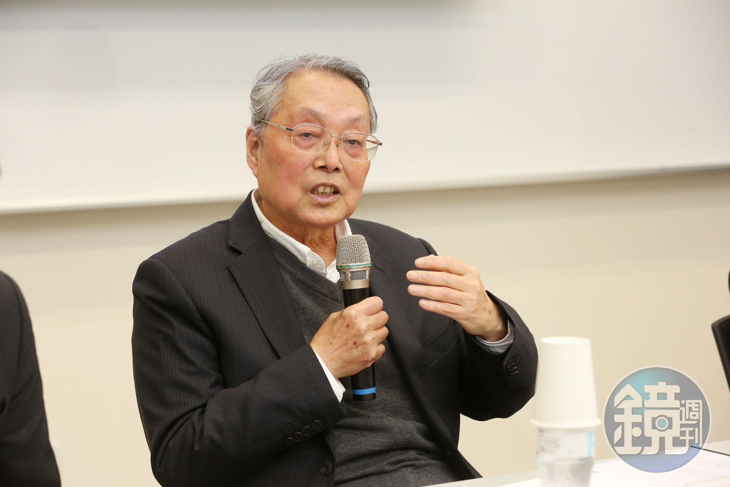 曾經擔任台積電21年董事的宏碁創辦人施振榮7日強調，台積電擴大赴美投資並設研發中心，不會造成台灣產業空洞，外界不須要過度擔心。