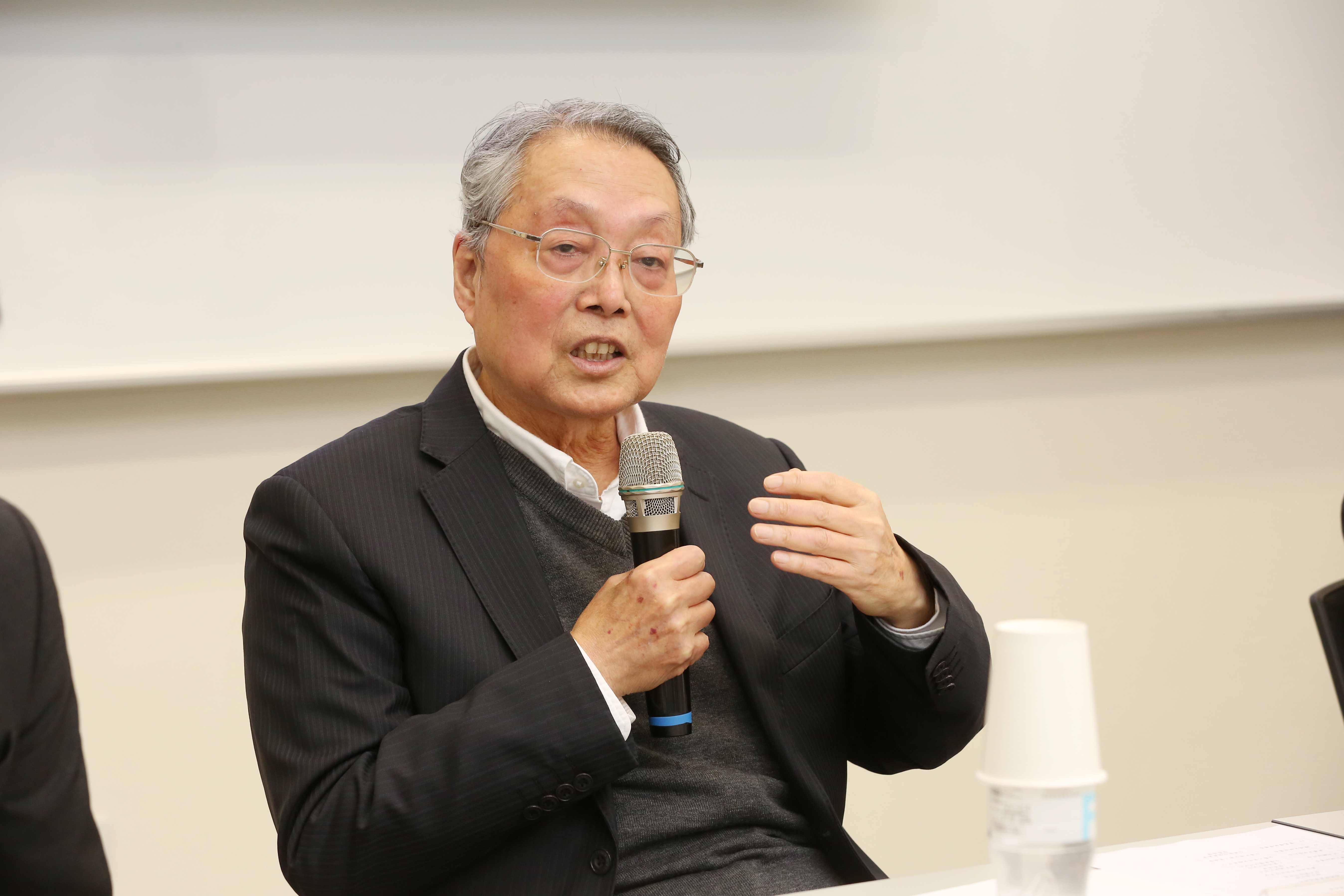 曾經擔任台積電21年董事的宏碁創辦人施振榮7日強調，台積電擴大赴美投資並設研發中心，不會造成台灣產業空洞，外界不須要過度擔心。