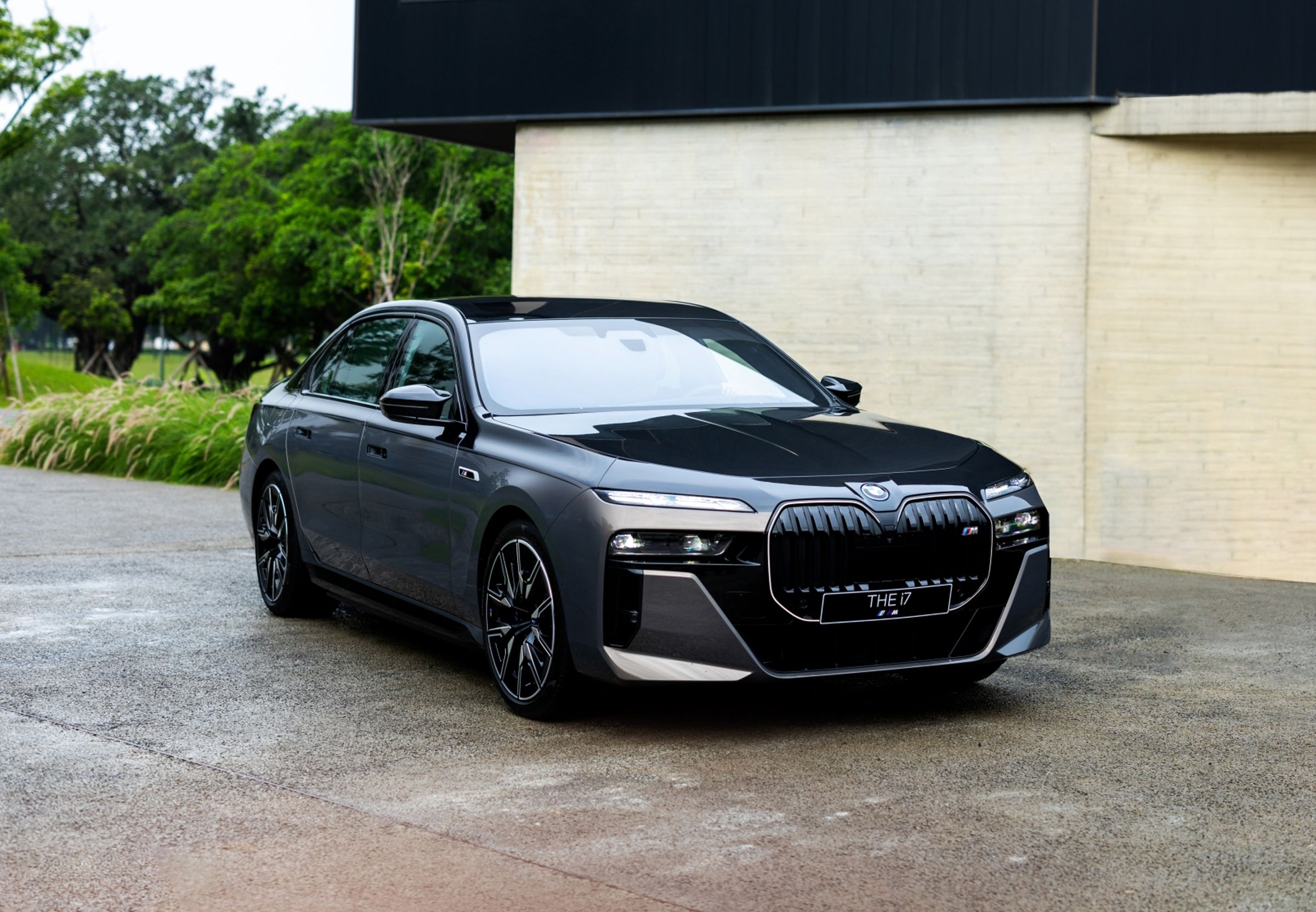 全新BMW i7 M70 xDrive氣宇軒昂的車身輪廓，透過M空力套件、M專屬飾徽黑色水箱護罩、M雙肋型後視鏡、黑色高光澤外觀套件與前葉子鈑專屬M飾徽，盡顯BMW i7 M70 xDrive的強悍氣勢