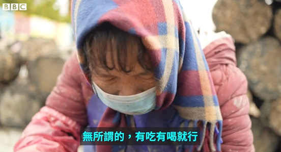 福建大媽懶理武統:有吃有喝就行。(翻自BBC畫面)