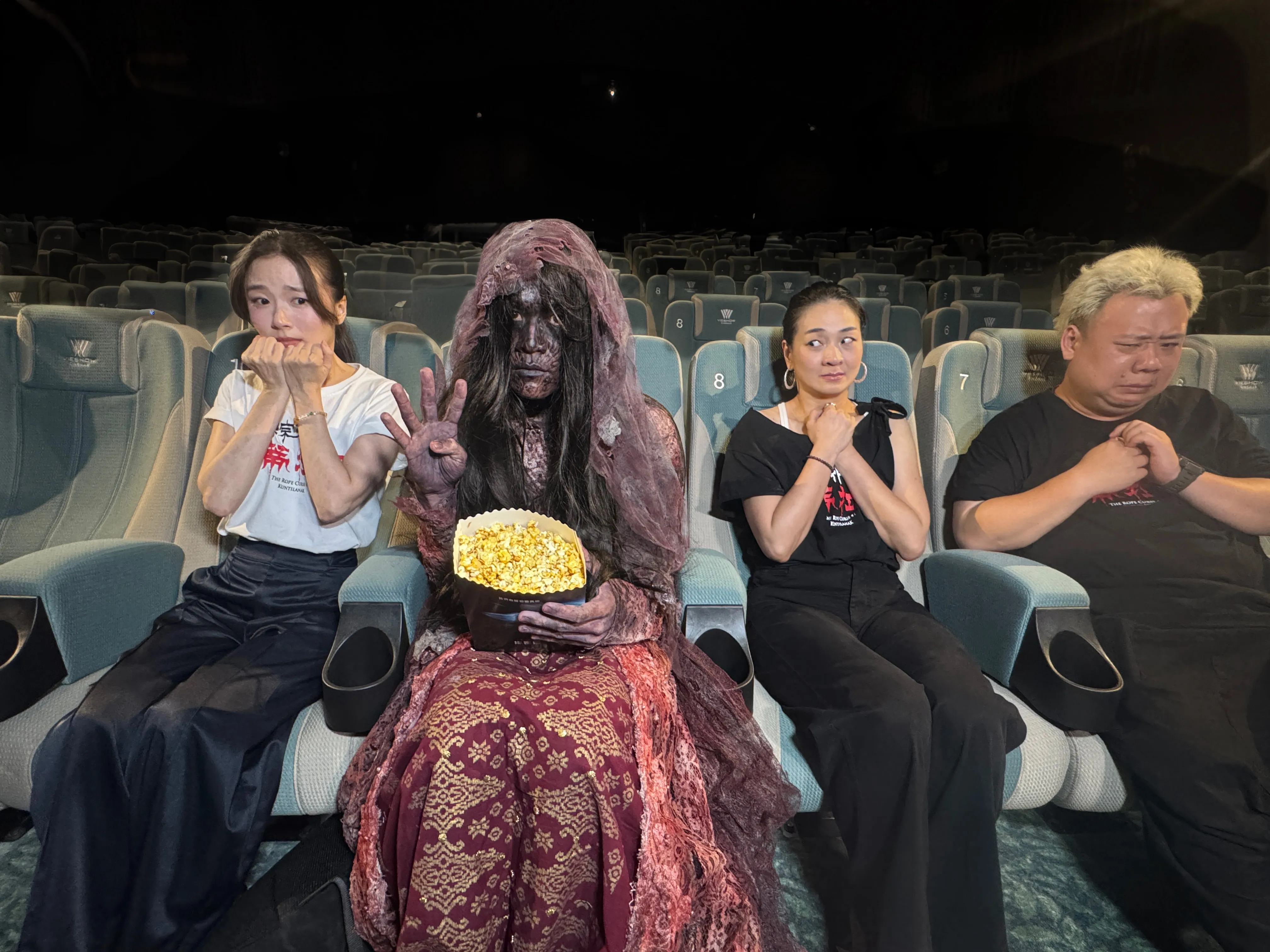 印尼最兇厲鬼「坤蒂拉娜」（左二）與《粽邪4：坤蒂拉娜》演員許安植（左起）、陳雪甄與劉國劭現身戲院。（華影提供）
