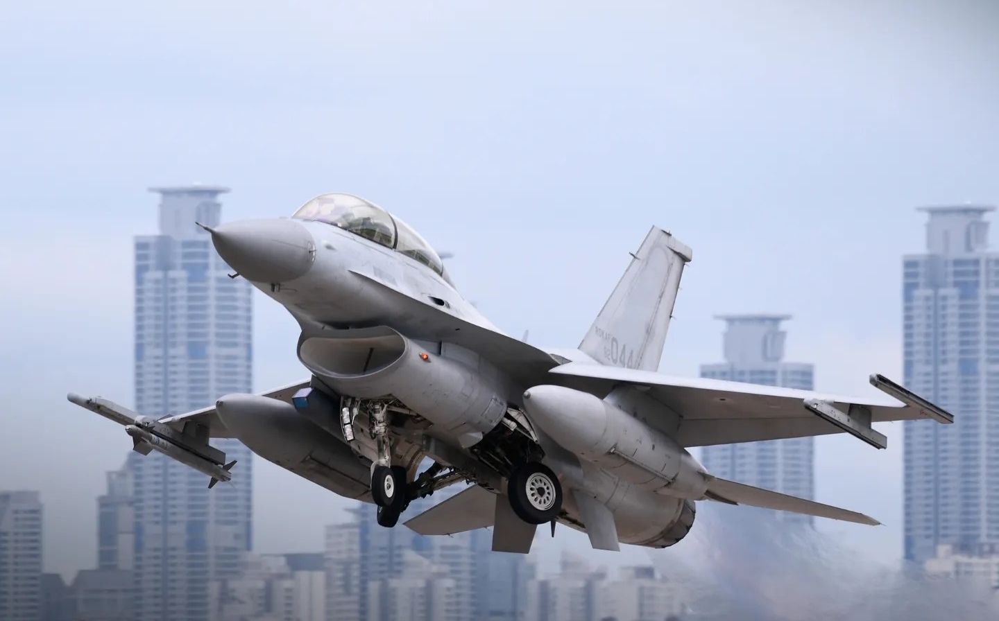 南韓今晚7點半發生一架F-16C墜毀事件，造成森林大火，而機上的飛行員緊急彈射逃生成功。（示意圖，翻攝自南韓空軍臉書）