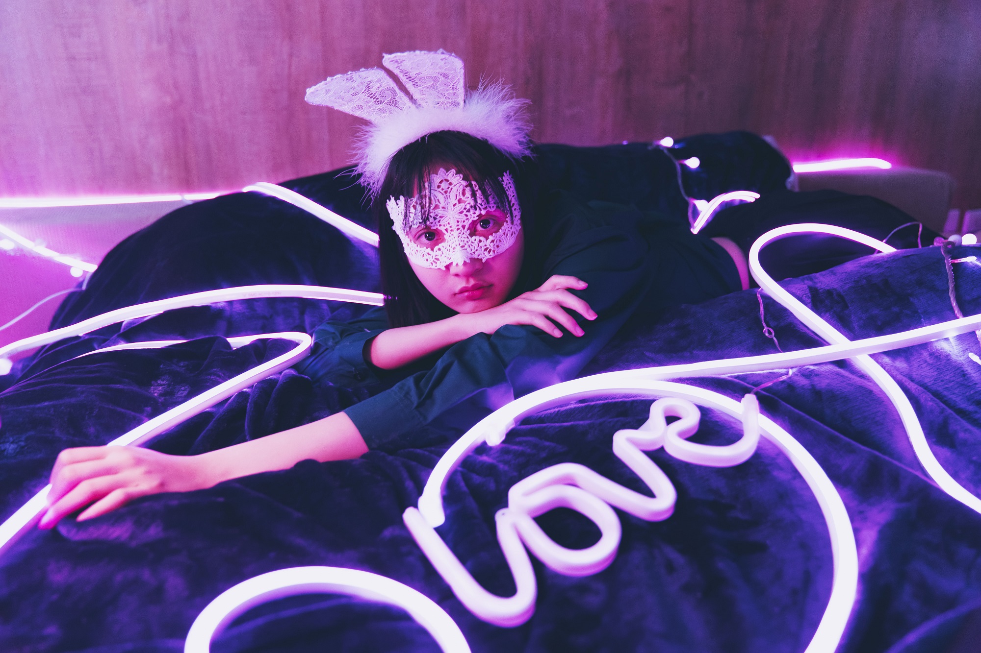 李沐在《塑膠花》中化身BunnyCHUU情色聲音直播主，展現勾引魅力。（抓馬文化提供）