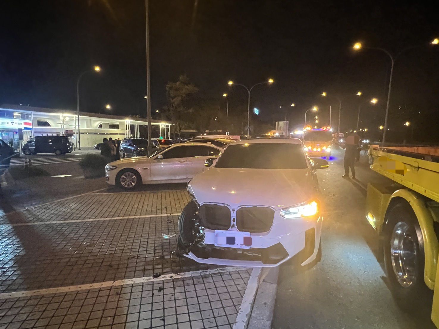 黃男駕車自撞分隔島後又失控連撞6車，車頭多處毀損。（翻攝畫面）