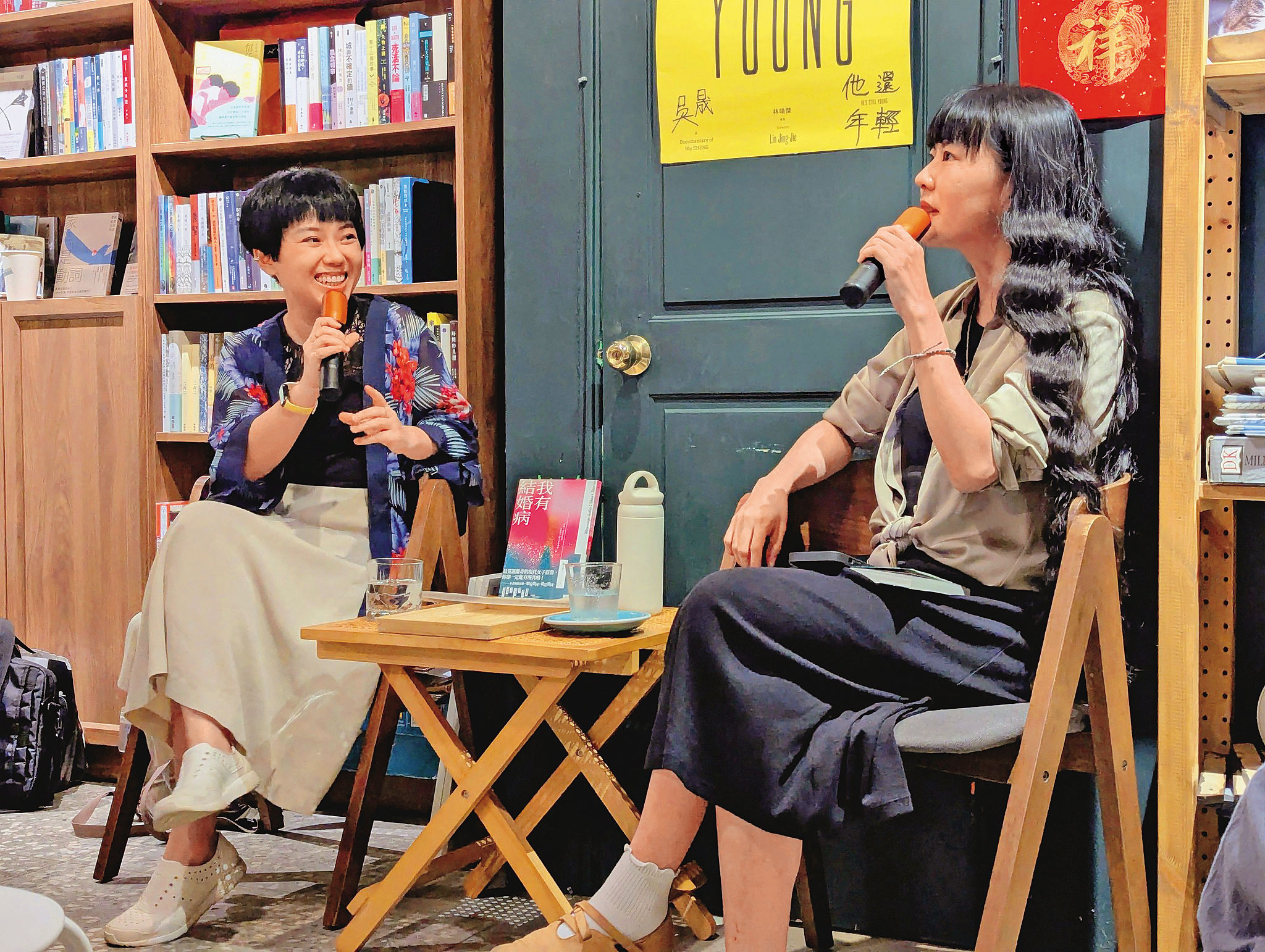 陳又津（左）赴美攻讀博士期間，不斷與AI磨合協作方式。圖為她今年6月回台灣，與編劇何安妘（右）對談。（翻攝陳又津臉書）