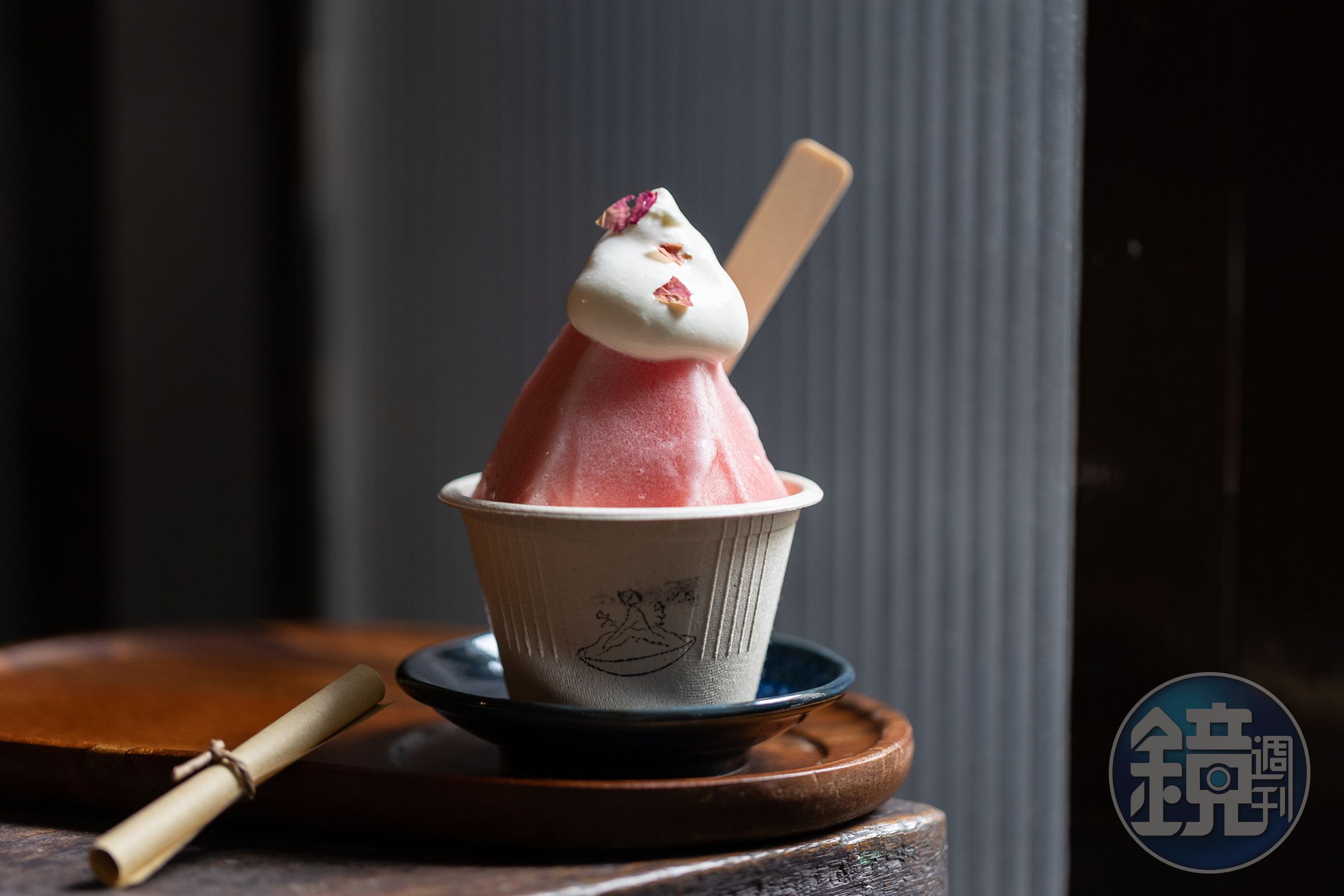 「玫夏」Sorbet僅以玫瑰與冰凍西瓜製作，展現對頂級食材的精簡哲學，也平衡燻茶的濃烈複雜。（210元／份）