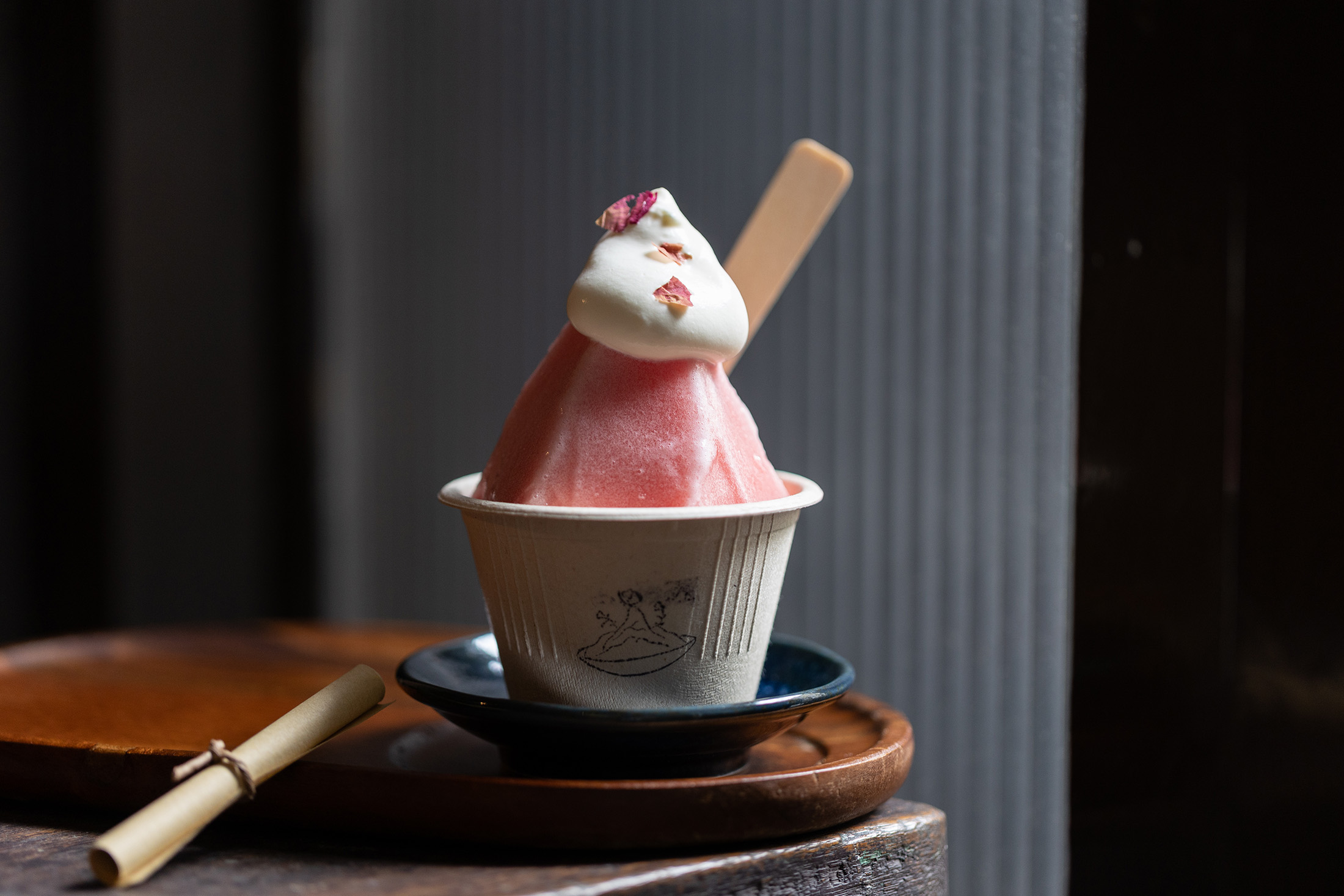「玫夏」Sorbet僅以玫瑰與冰凍西瓜製作，展現對頂級食材的精簡哲學，也平衡燻茶的濃烈複雜。（210元／份）
