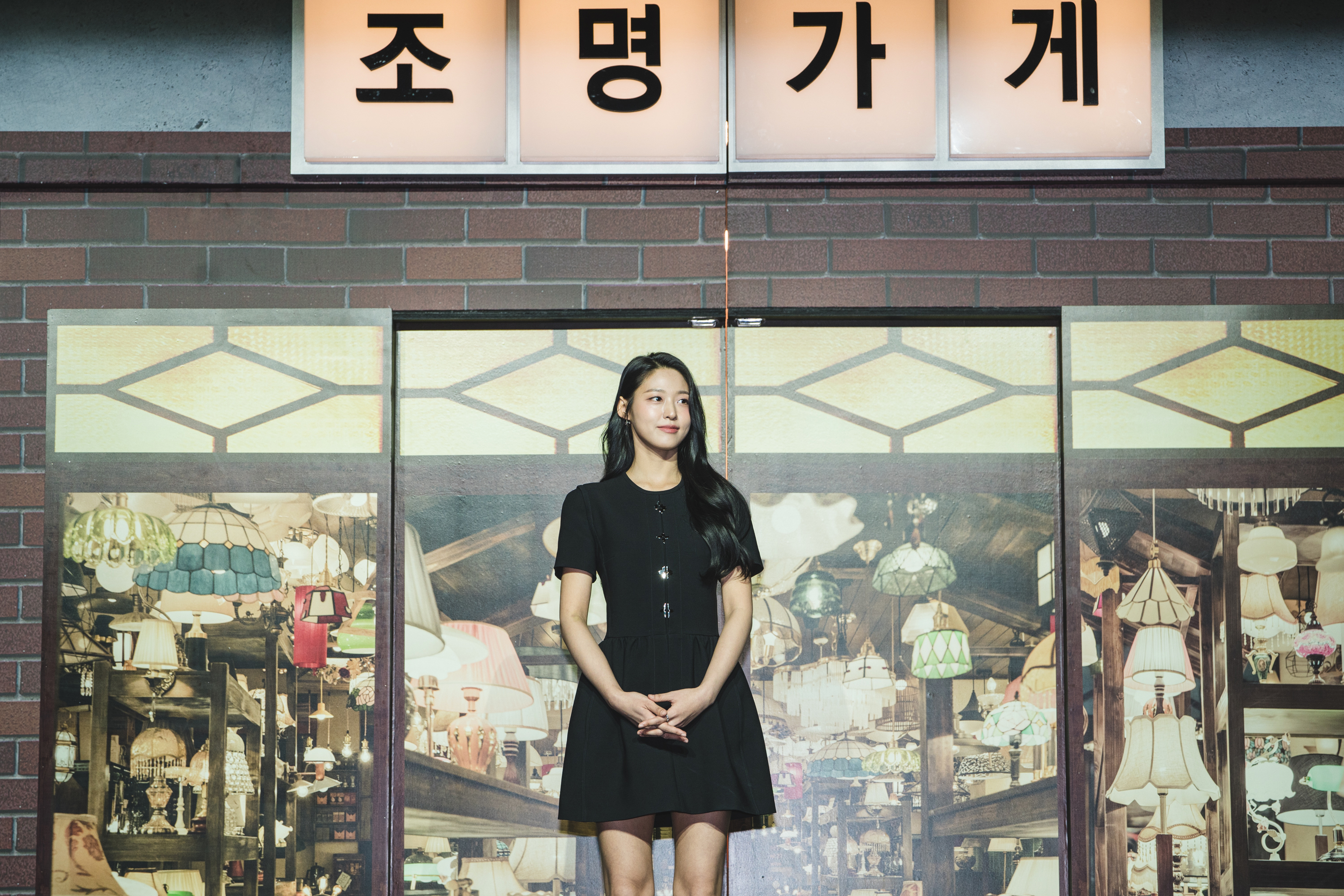 前AOA成員金雪炫在《照明商店》飾演拖著詭異行李箱的神祕白衣女子。（Disney+提供）