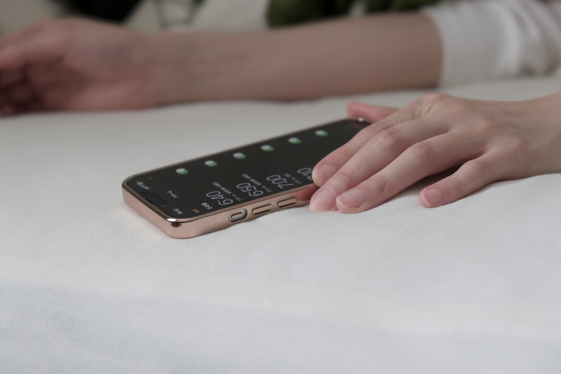 近期有多名iPhone用戶反映，明明有設定鬧鐘，卻在時間到時「自動靜音」。（翻攝自photo-ac）