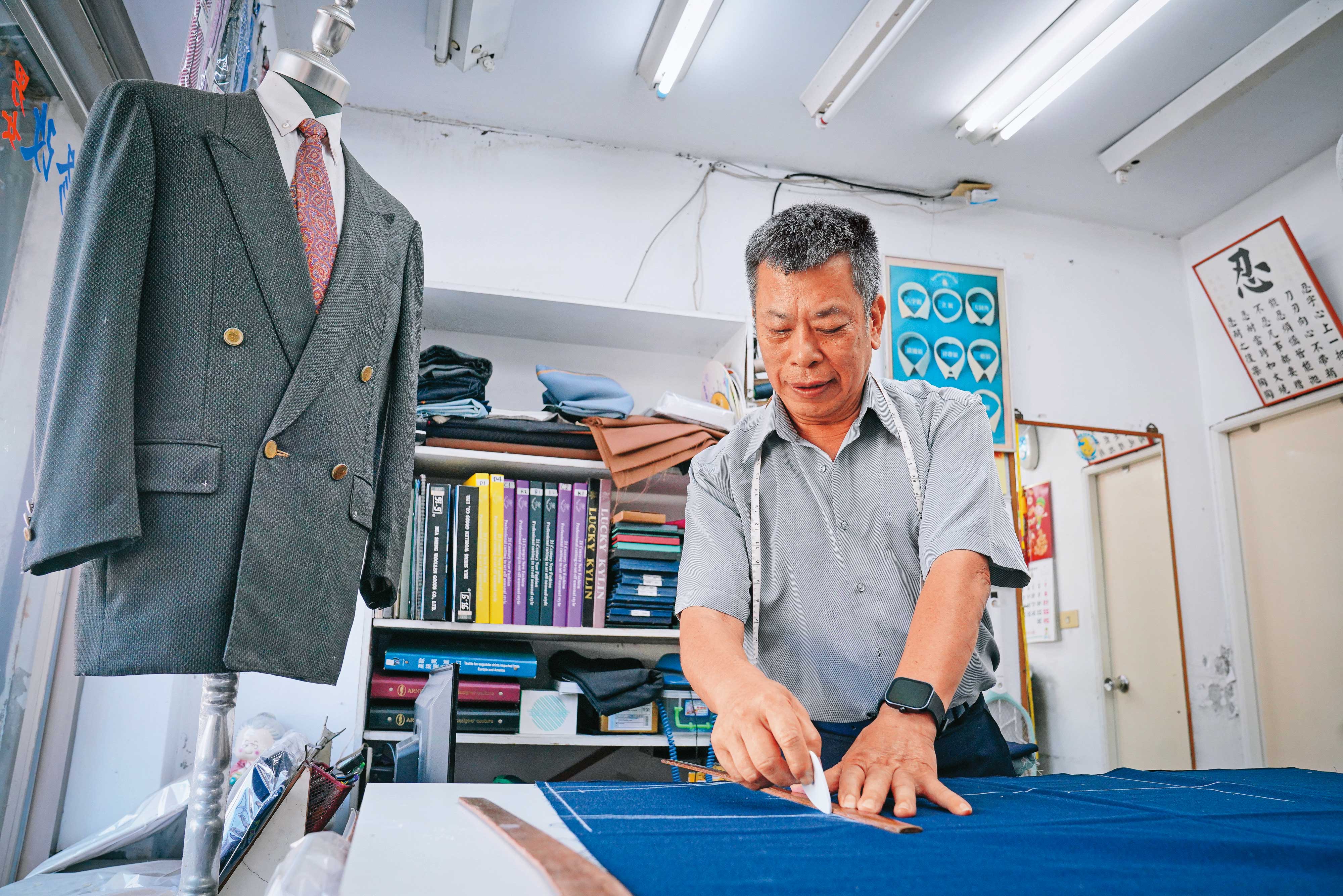 張秉清是白宮呢羢西服號的第二代老闆，從業54年，至今仍固守崗位。