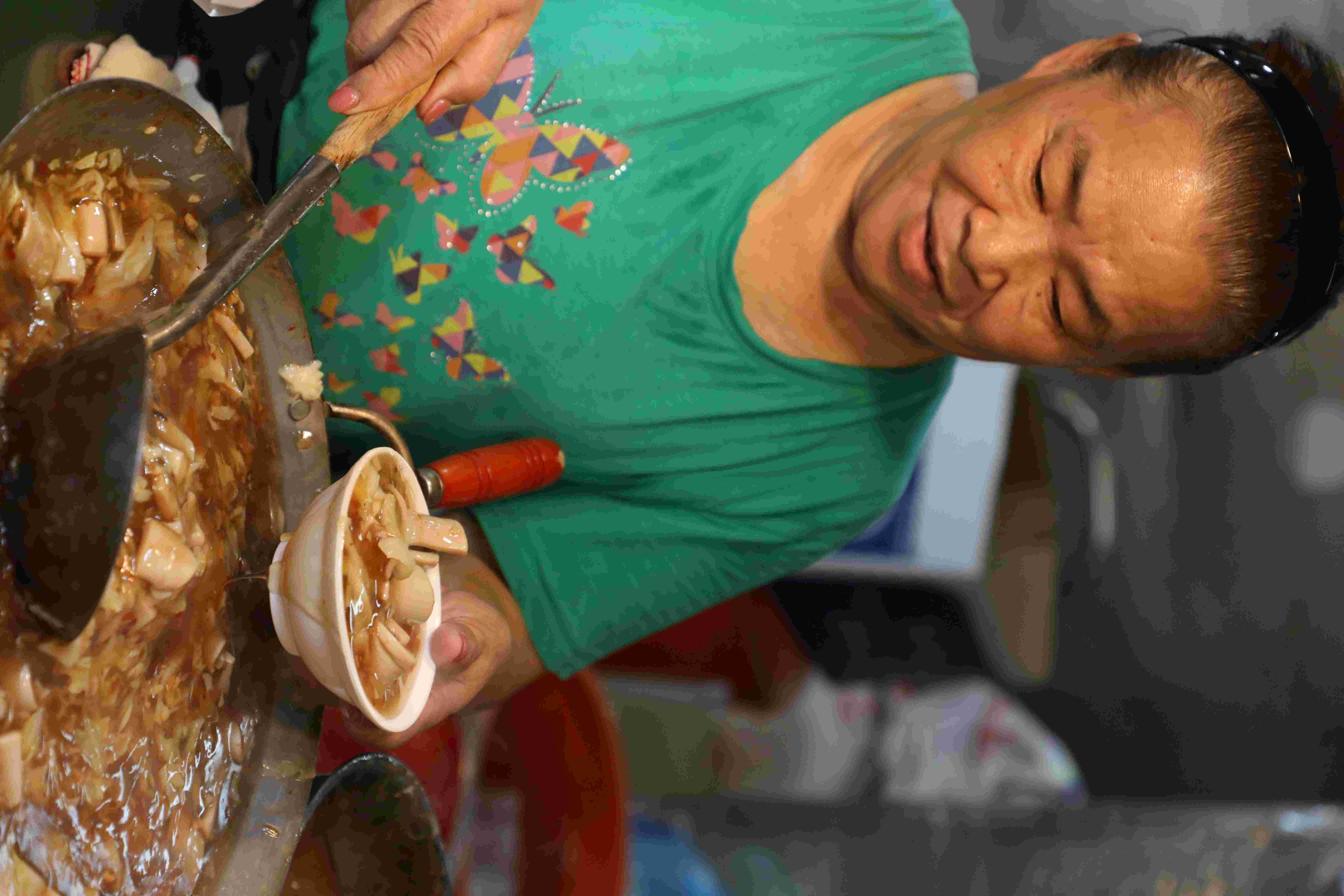 生炒魷魚的攤位十分忙碌，一鍋賣完又煮下一鍋。