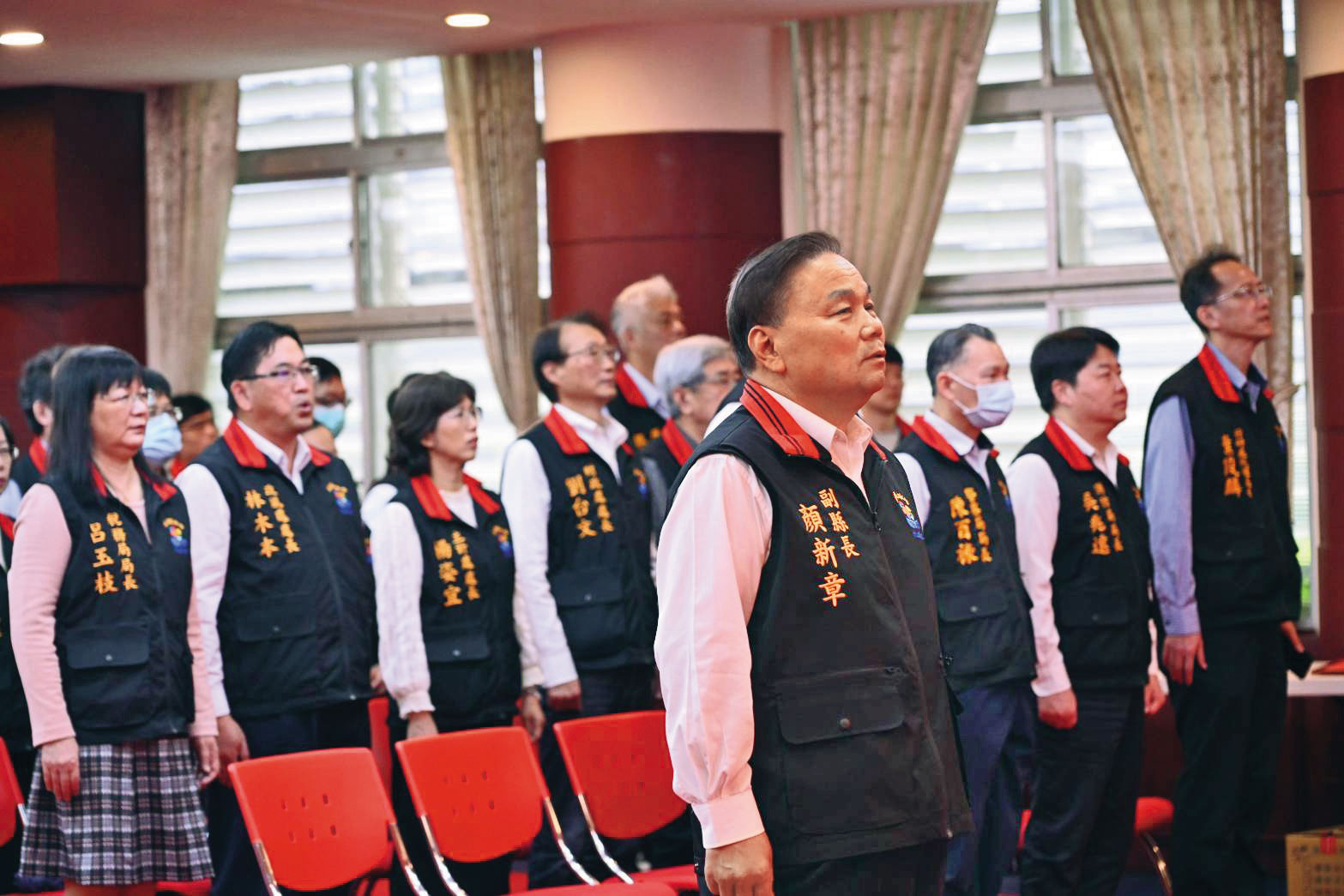 花蓮縣政府副縣長顏新章曾是傅崐萁愛將，他曾捲入理想大地案，退休後又被徐榛蔚延攬回任副縣長。（翻攝花蓮縣政府官網）