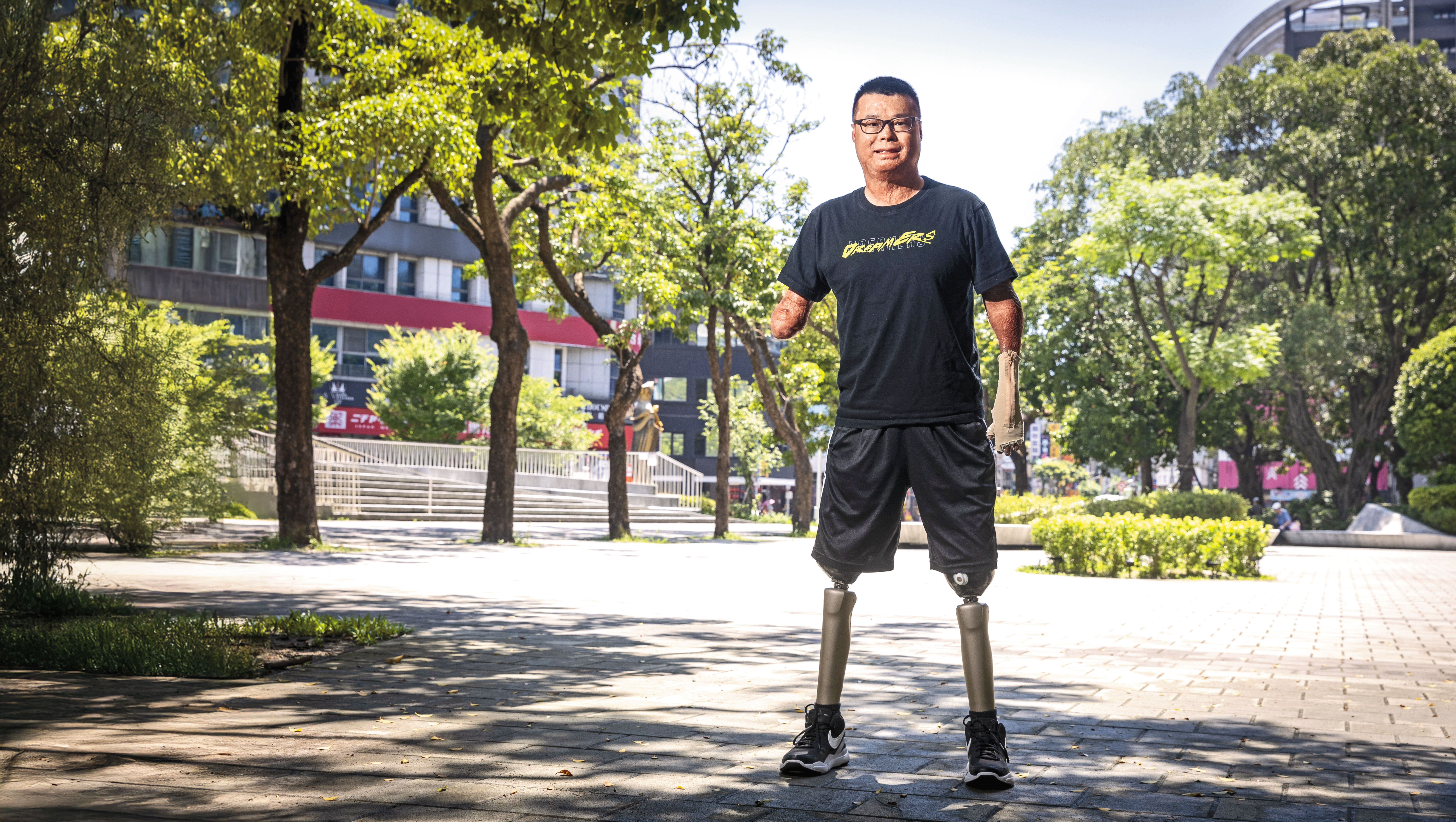 由於雙腳截肢處都高於膝蓋，黃博煒穿上義肢並不容易。