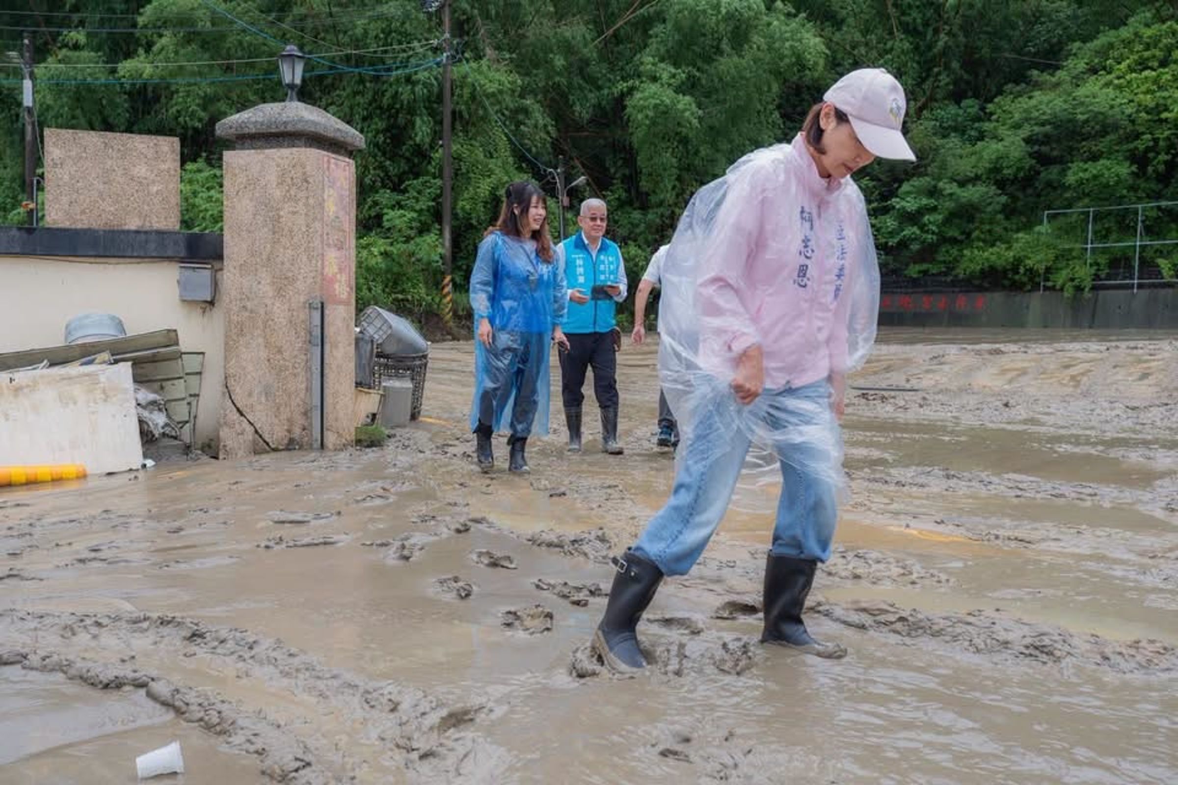 高雄田寮豪雨過後,道路布滿黃泥淤積、交通一度受阻,國民黨高雄市長參選人柯志恩前往了解災情。