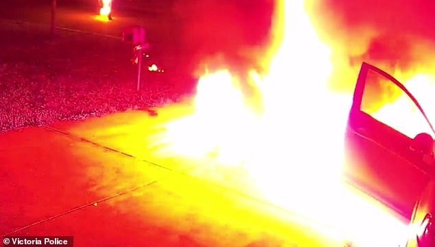 現世報！竊賊燒車反變「自焚」。（翻自《每日郵報》）