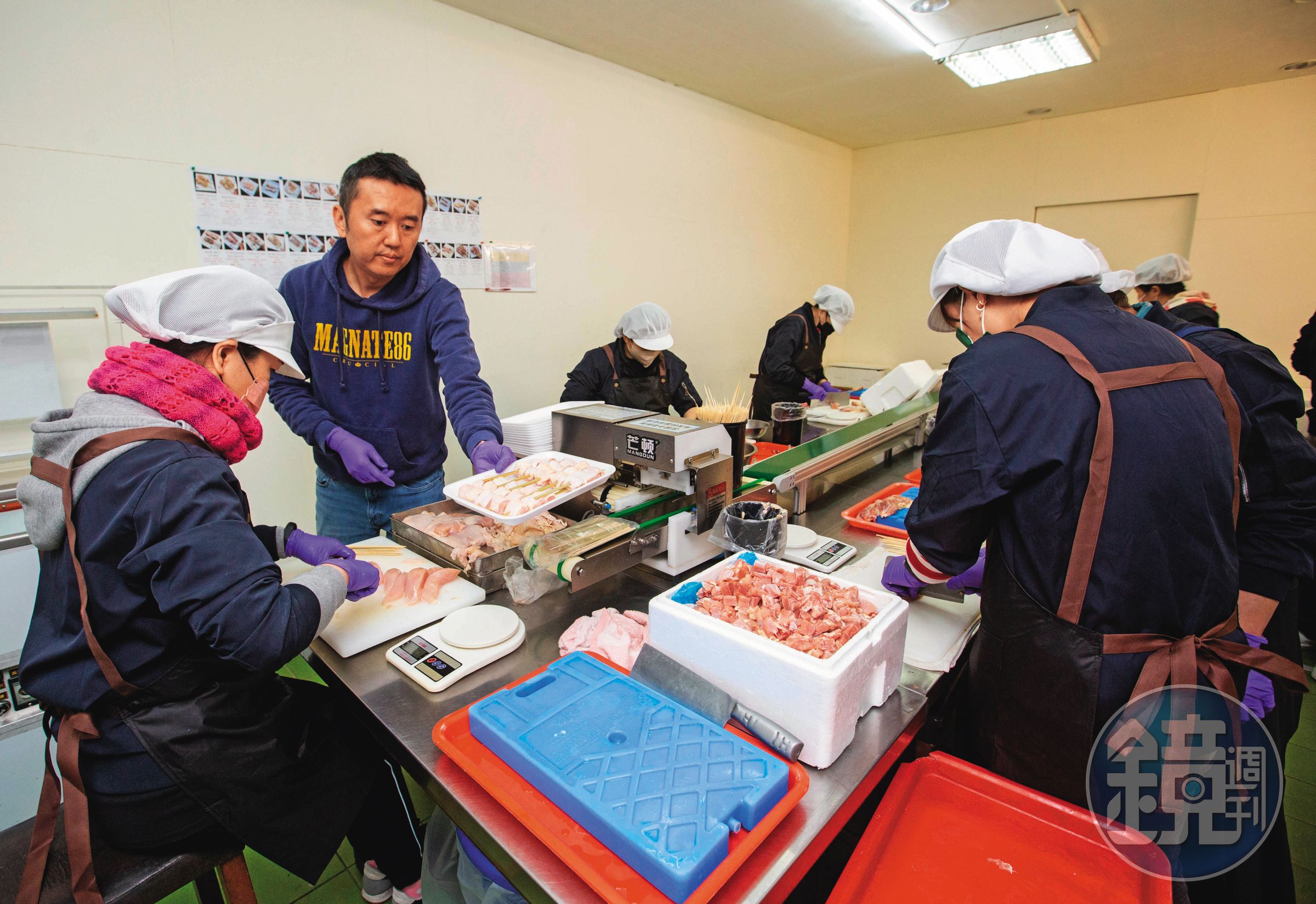 串製必須精準，除可有效節制食材成本外，還關係到炙燒時的火候控制，和客人的就口性。