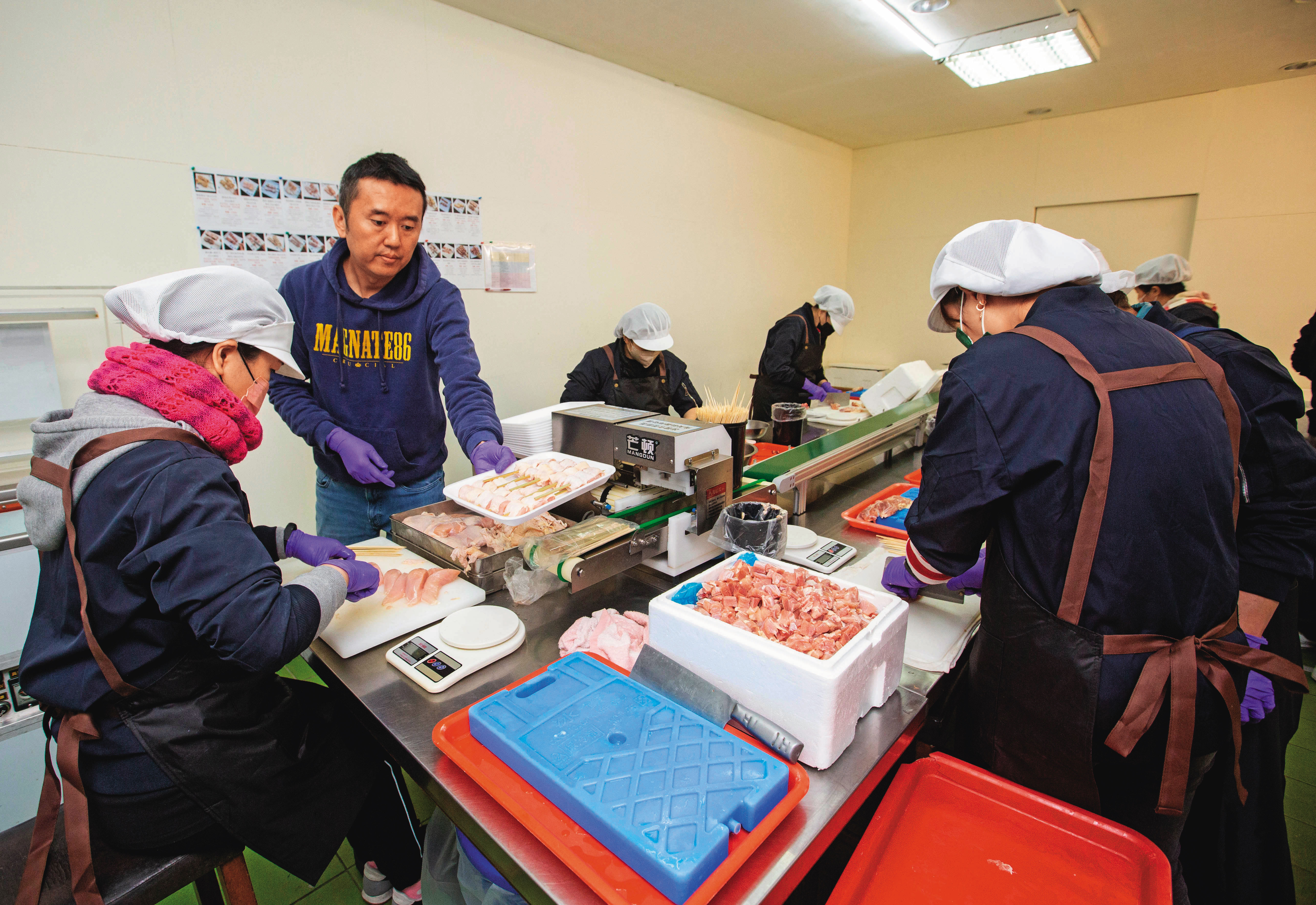 串製必須精準，除可有效節制食材成本外，還關係到炙燒時的火候控制，和客人的就口性。