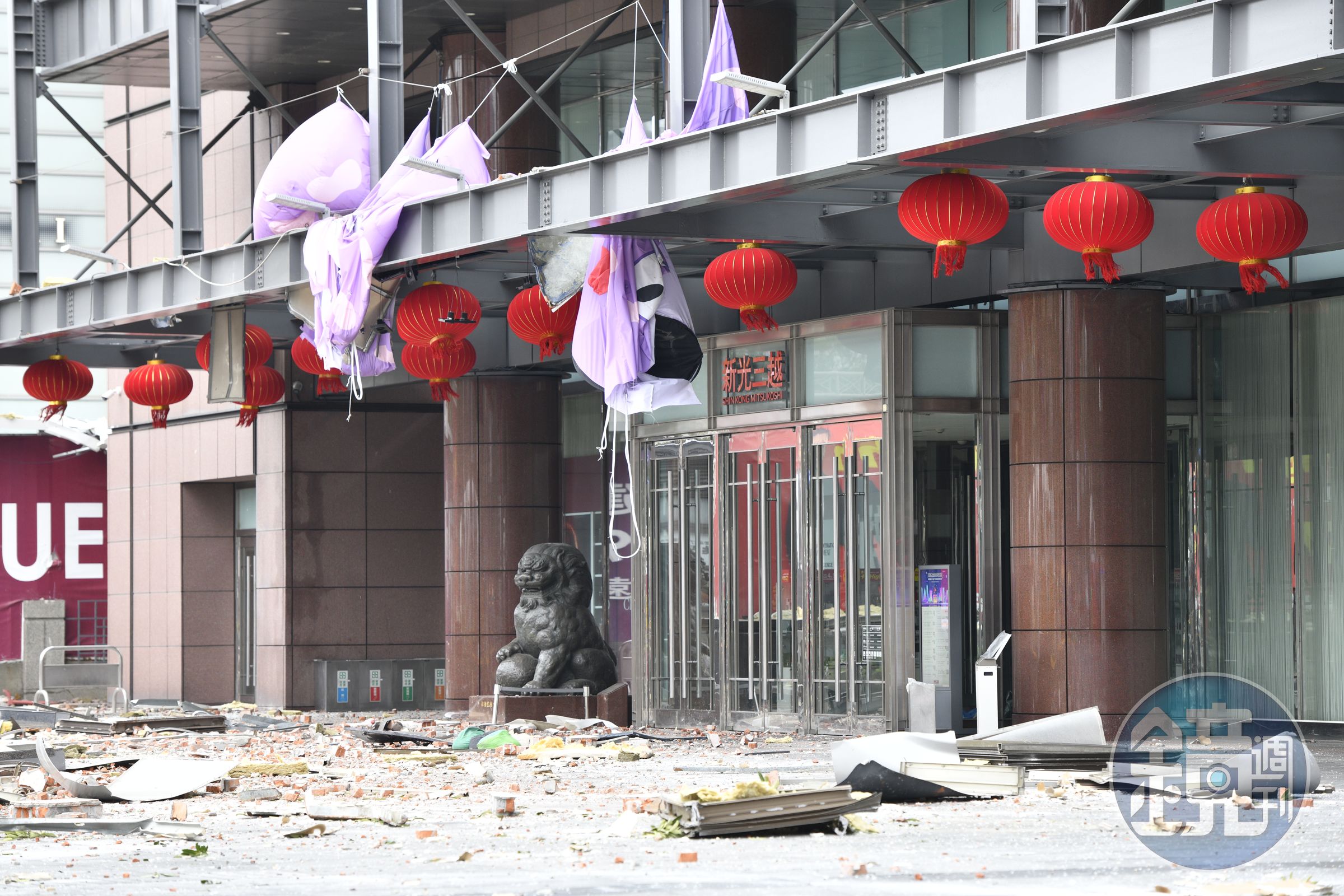 新光三越中港店目前無限期停業,至於何時能夠復業,還得看後續調查及建物修復的進度。