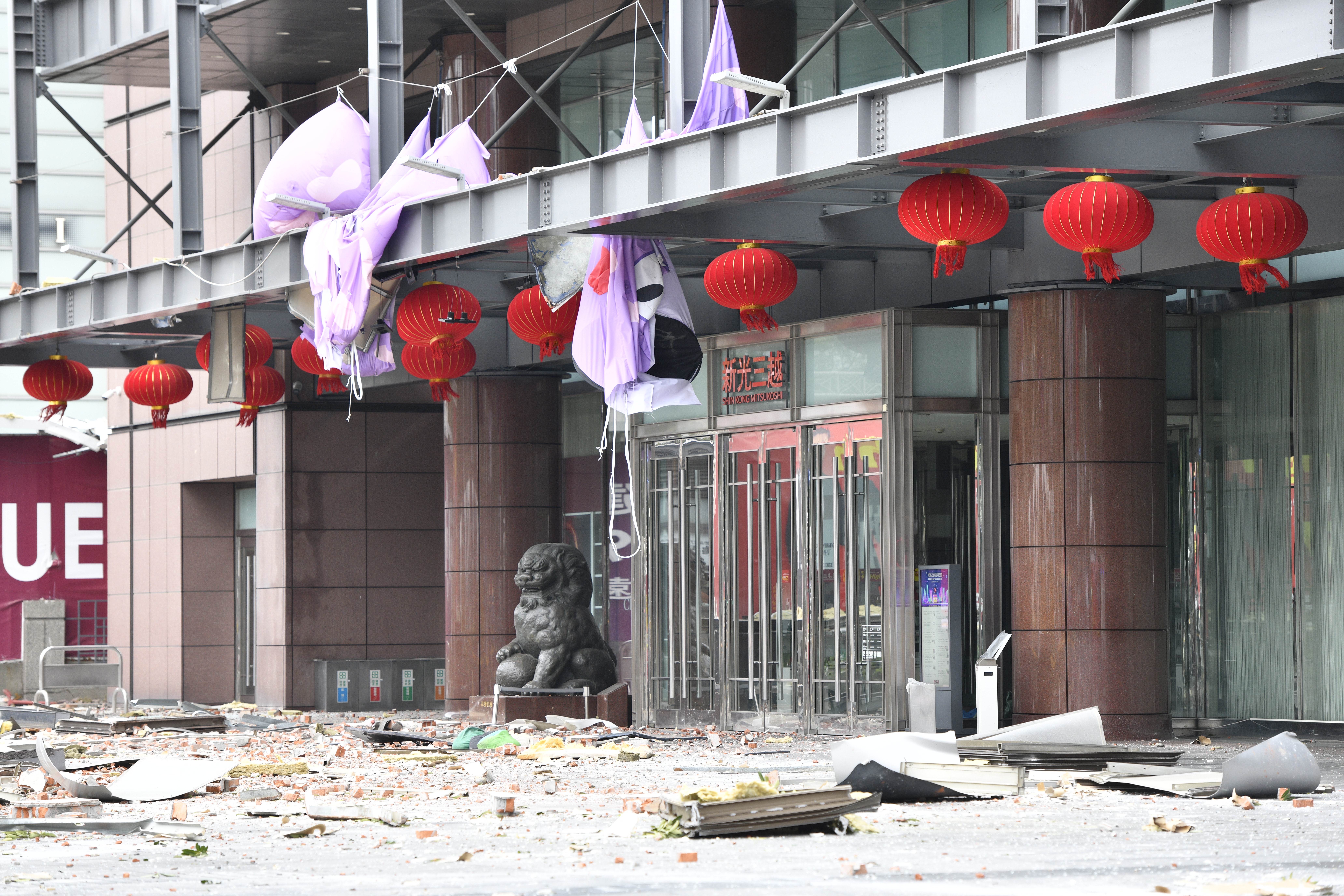 新光三越中港店目前無限期停業，至於何時能夠復業，還得看後續調查及建物修復的進度。