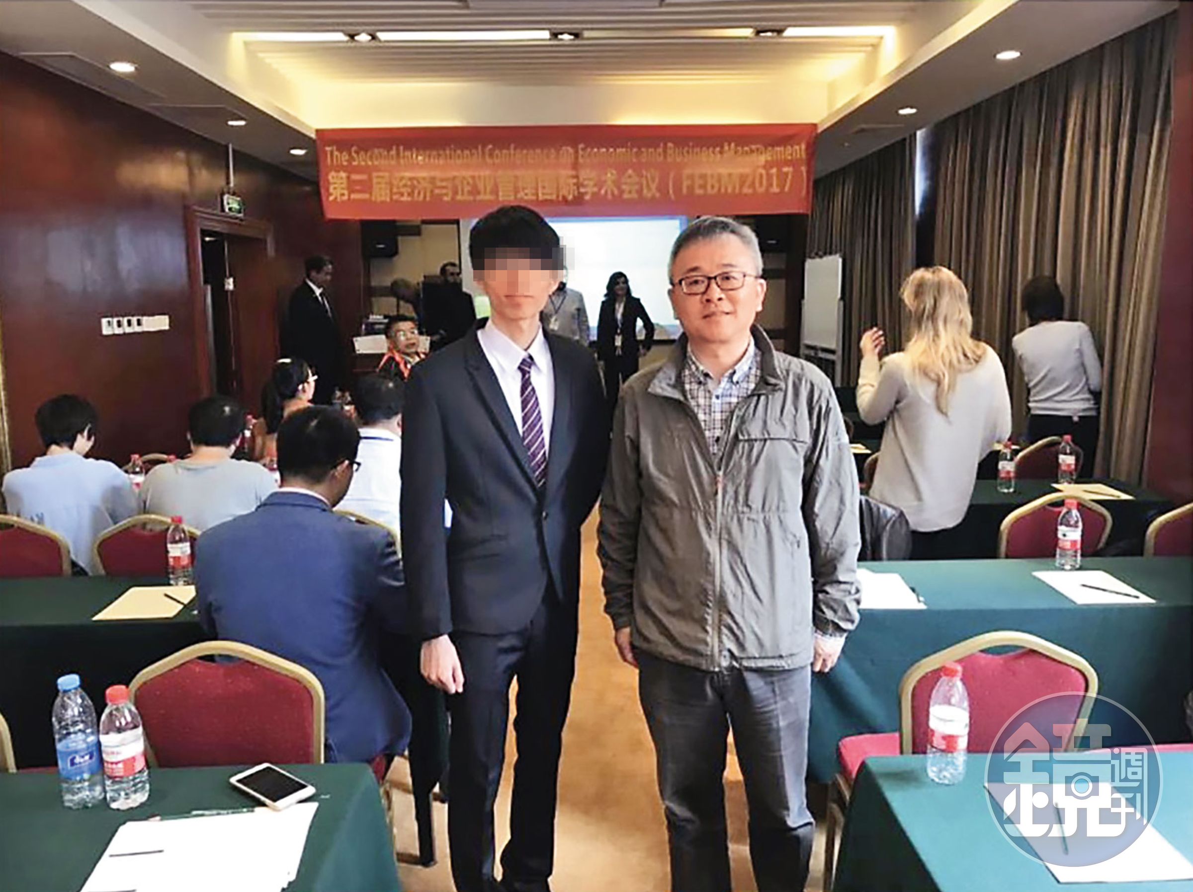 陳同孝(右)被控多次前往中國參加研討會,但參選校長時卻未誠實揭露。(讀者提供)