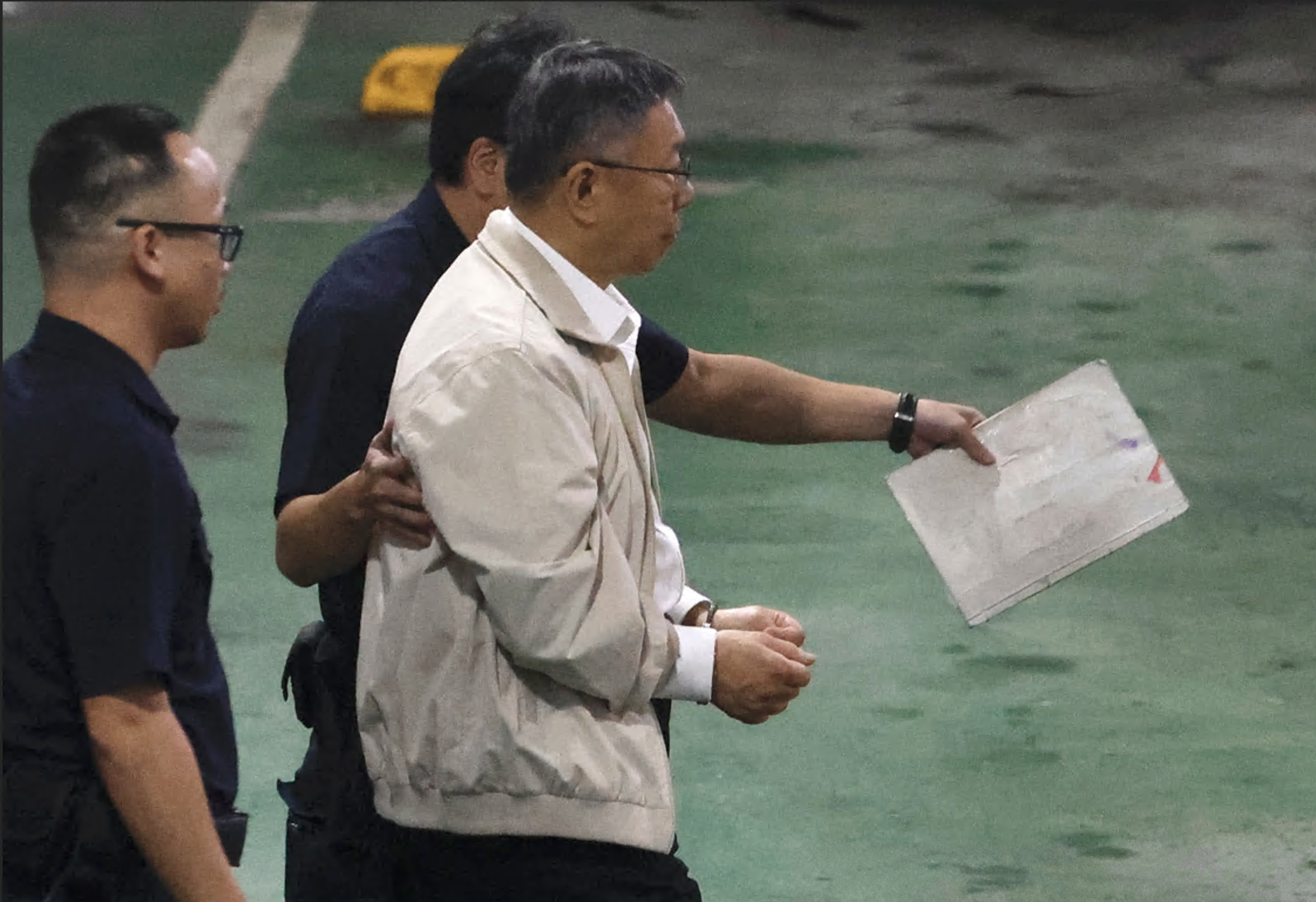 柯文哲遭羈押，昨上手銬步上囚車。