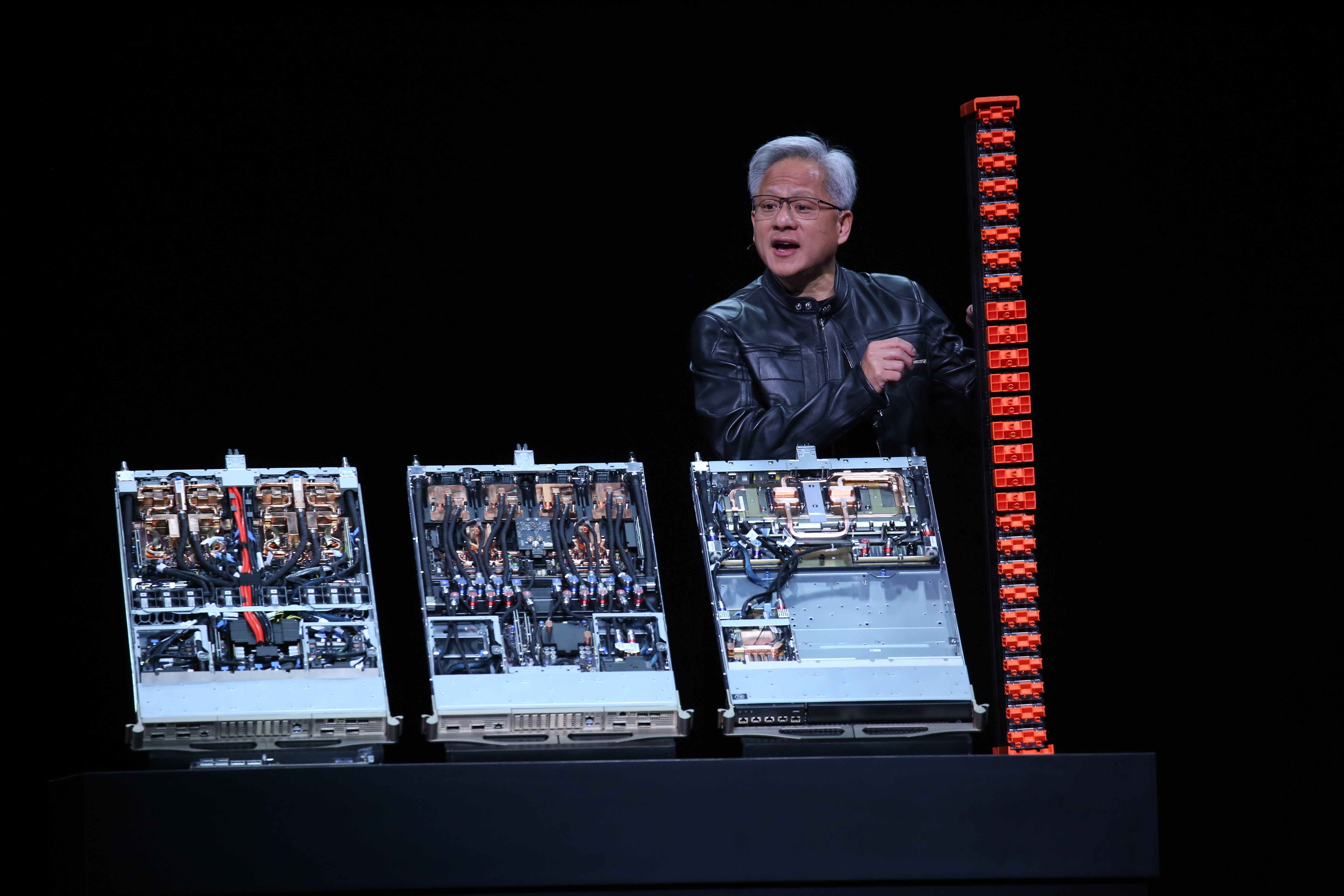 黃仁勳演講中提出AI演進的下一波浪潮——物理AI（Physical AI），並正式宣布具備超大規模推理能力的AI超級電腦平台Grace Blackwell正式量產。（鏡報新聞網提供）