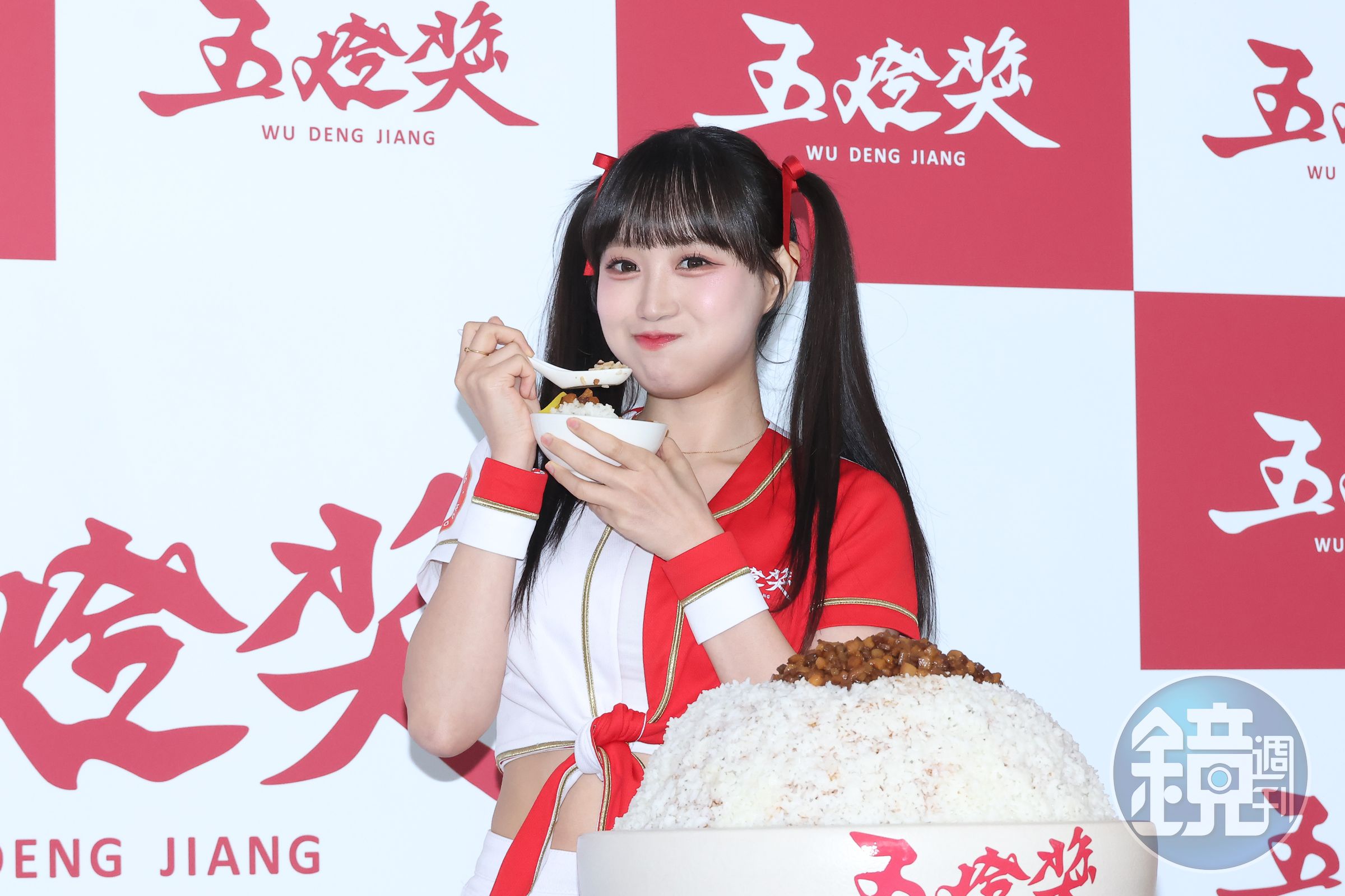 聽到主持人提醒「來,我們吃最後一口喔」,邊荷律瞪大雙眼、一臉不甘心,還是要再挖一大口吃完才罷休。