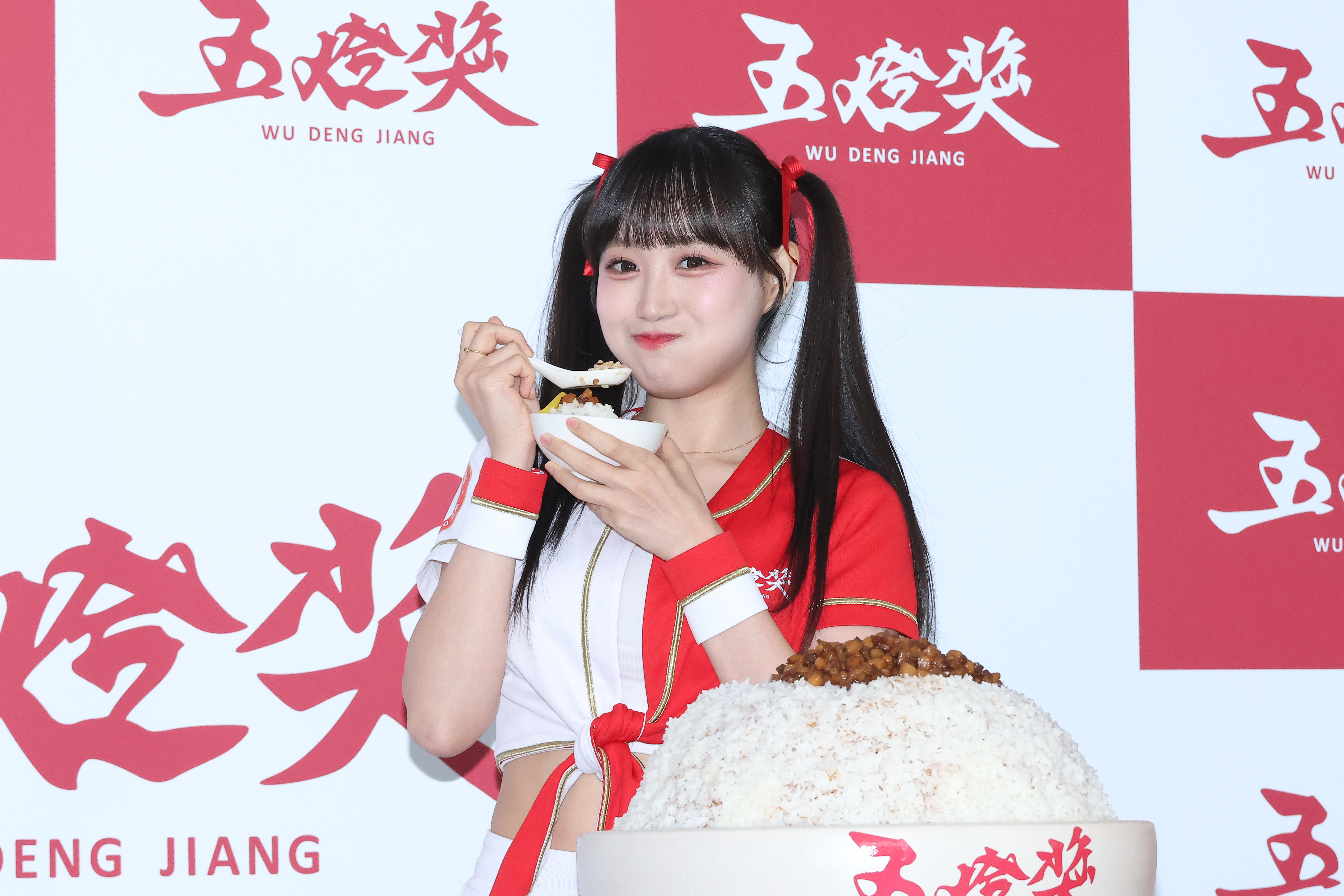聽到主持人提醒「來,我們吃最後一口喔」,邊荷律瞪大雙眼、一臉不甘心,還是要再挖一大口吃完才罷休。