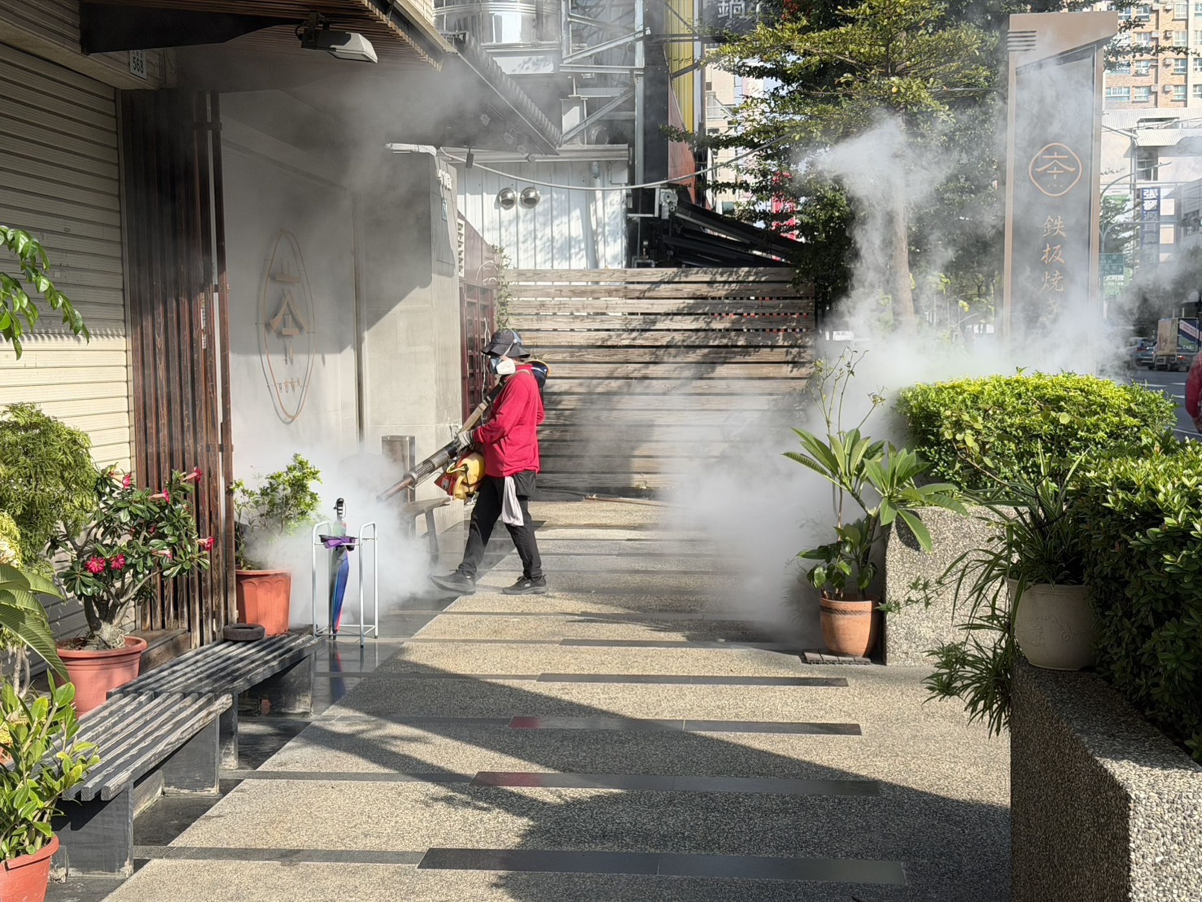 防疫團隊針對個案居住地與周邊警戒範圍,啟動地毯式強制孳生源檢查及噴藥滅蚊等緊急防治工作。(取自高雄衛生局官網)