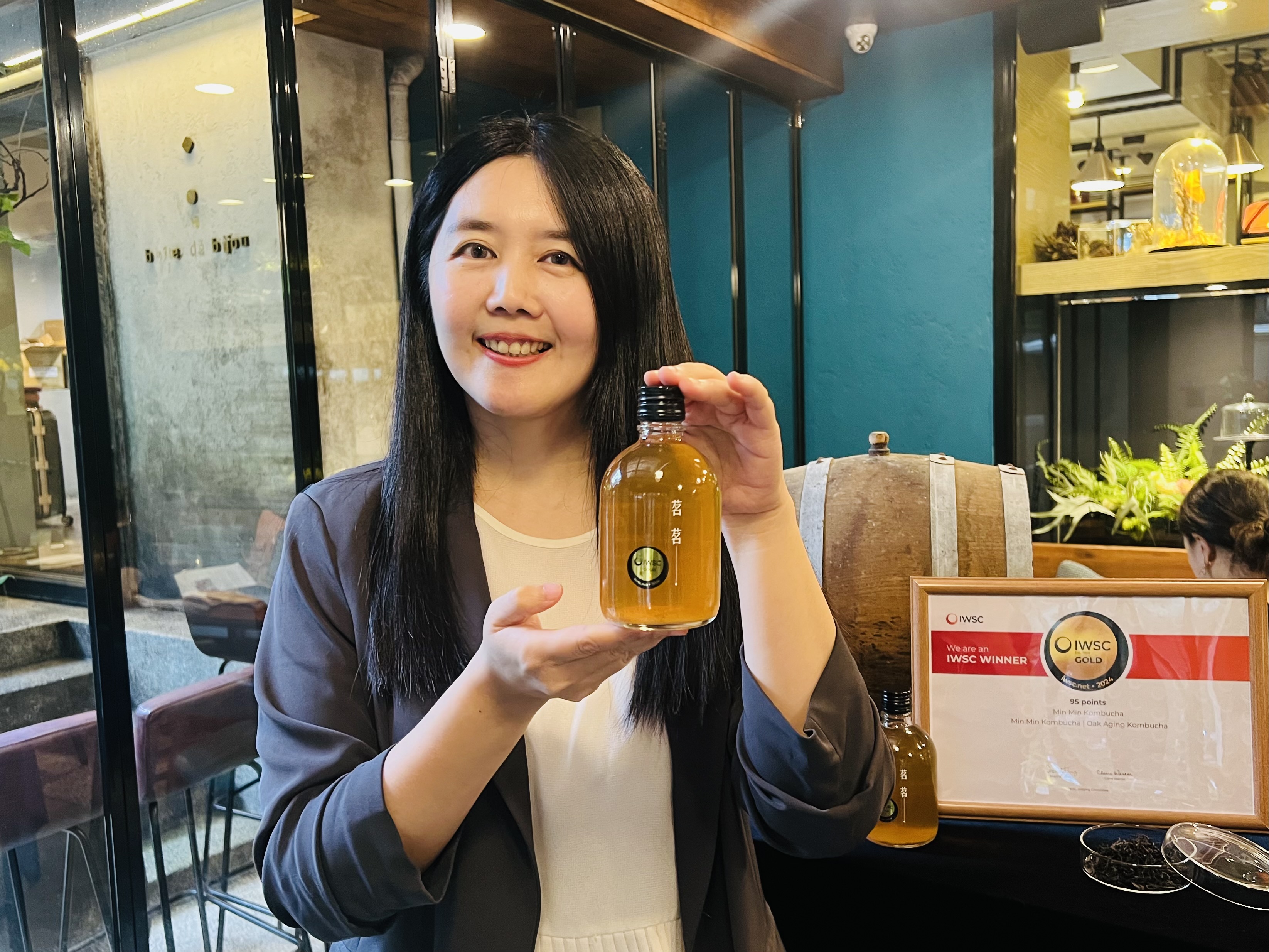 在國際競賽上斬獲大獎的「茗茗茶香檳」創辦人陳宥希(Celine),正在往康普茶女王的道路上穩步邁進。