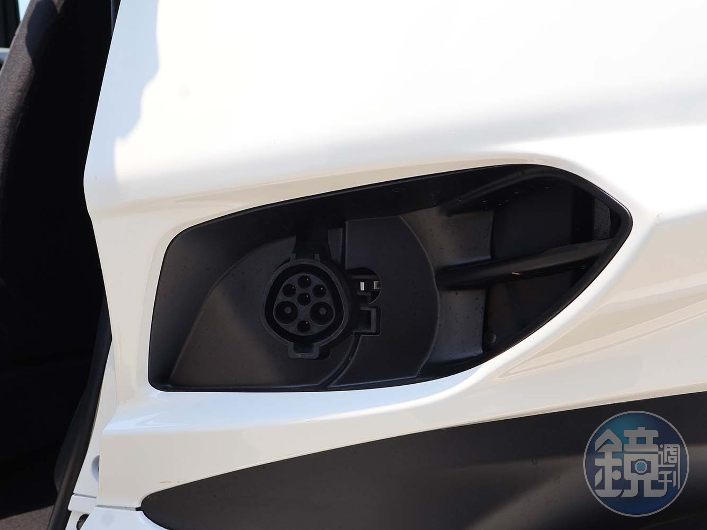位於車門後方的充電口，支援電動機車通用規格充電頭。