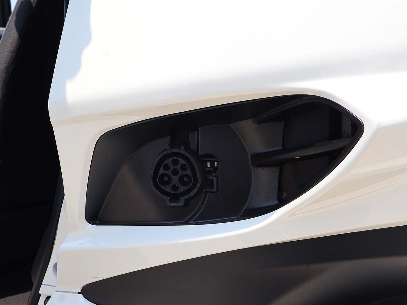 位於車門後方的充電口,支援電動機車通用規格充電頭。