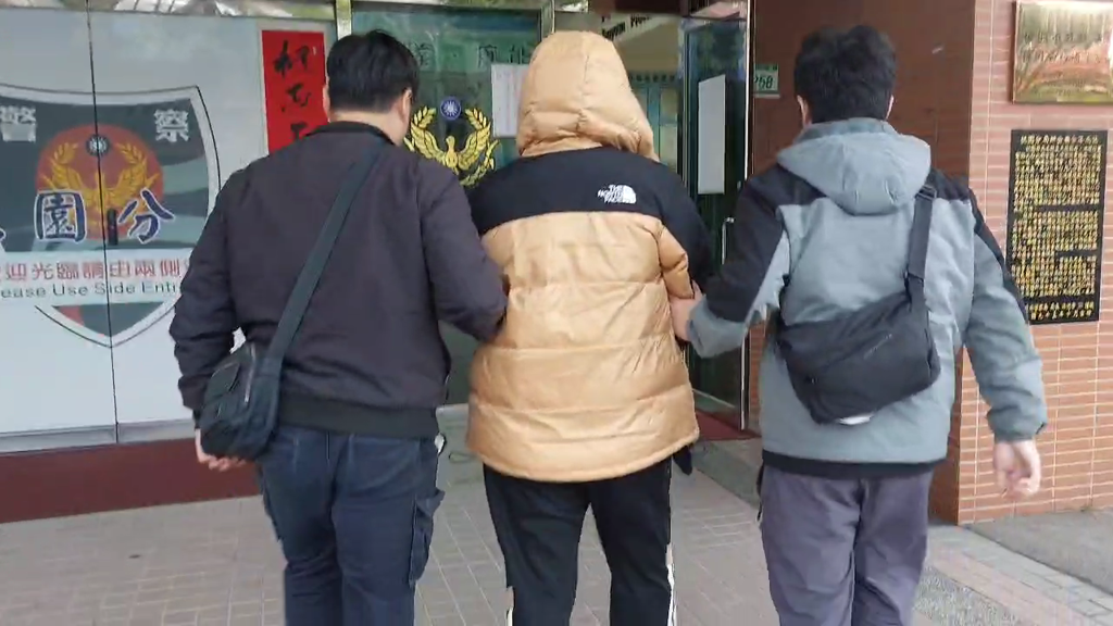 桃園警方循線在土城逮捕蔡姓男子,帶回警局釐清他的犯案動機。(翻攝畫面)