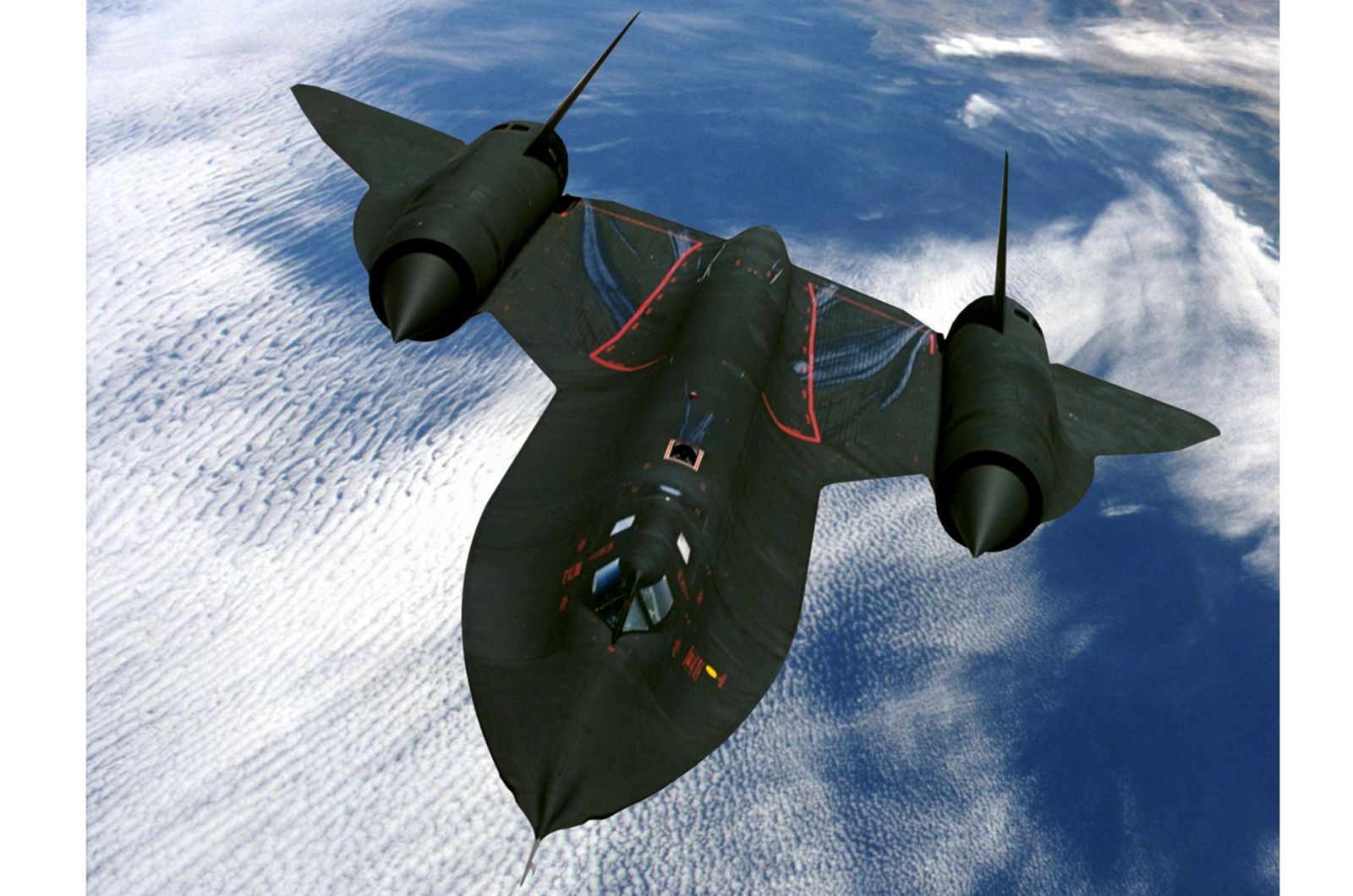 美國三倍音速高空偵察機 SR-71「黑鳥」，機體超過九成採用鈦合金製造，以對應極端高速下的高溫與結構壓力，因此也被暱稱為「鈦天鵝」。