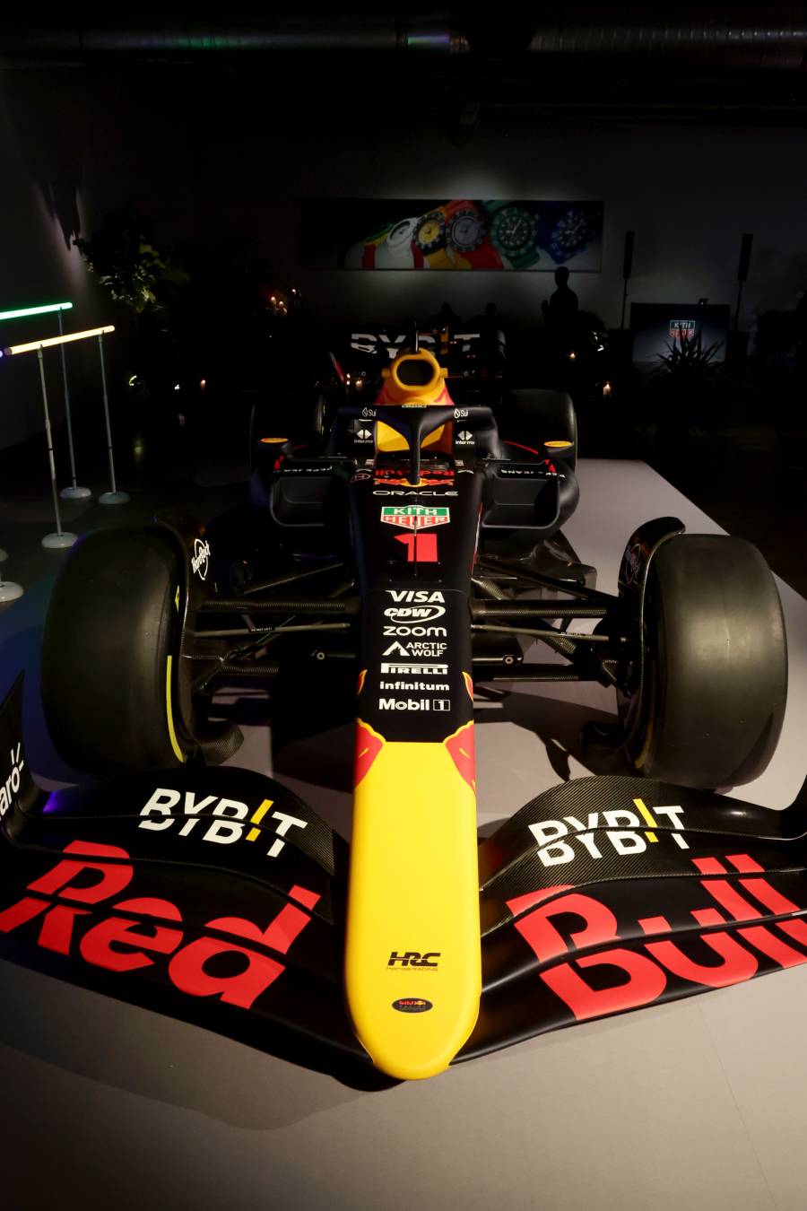 泰格豪雅早於2016年就與「紅牛車隊」建立合作關係，以今日成績來看，其眼光真是非常精準獨到。圖為在邁阿密站公開的特殊塗裝紅牛賽車。