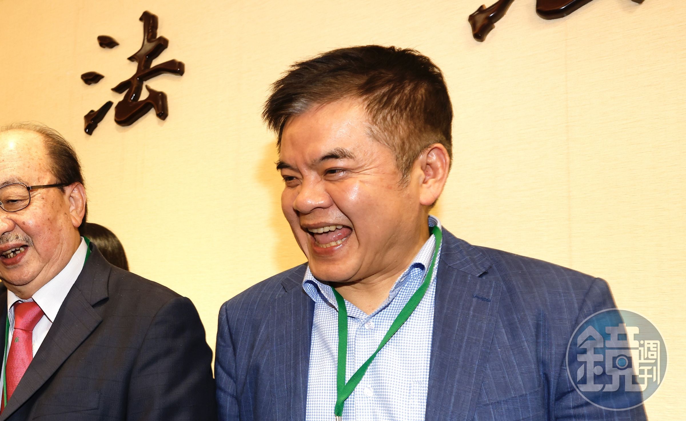 因「黃捷偷開鎖」一事,查看監視器畫面時意外抓包莊瑞雄抽違法加熱菸。